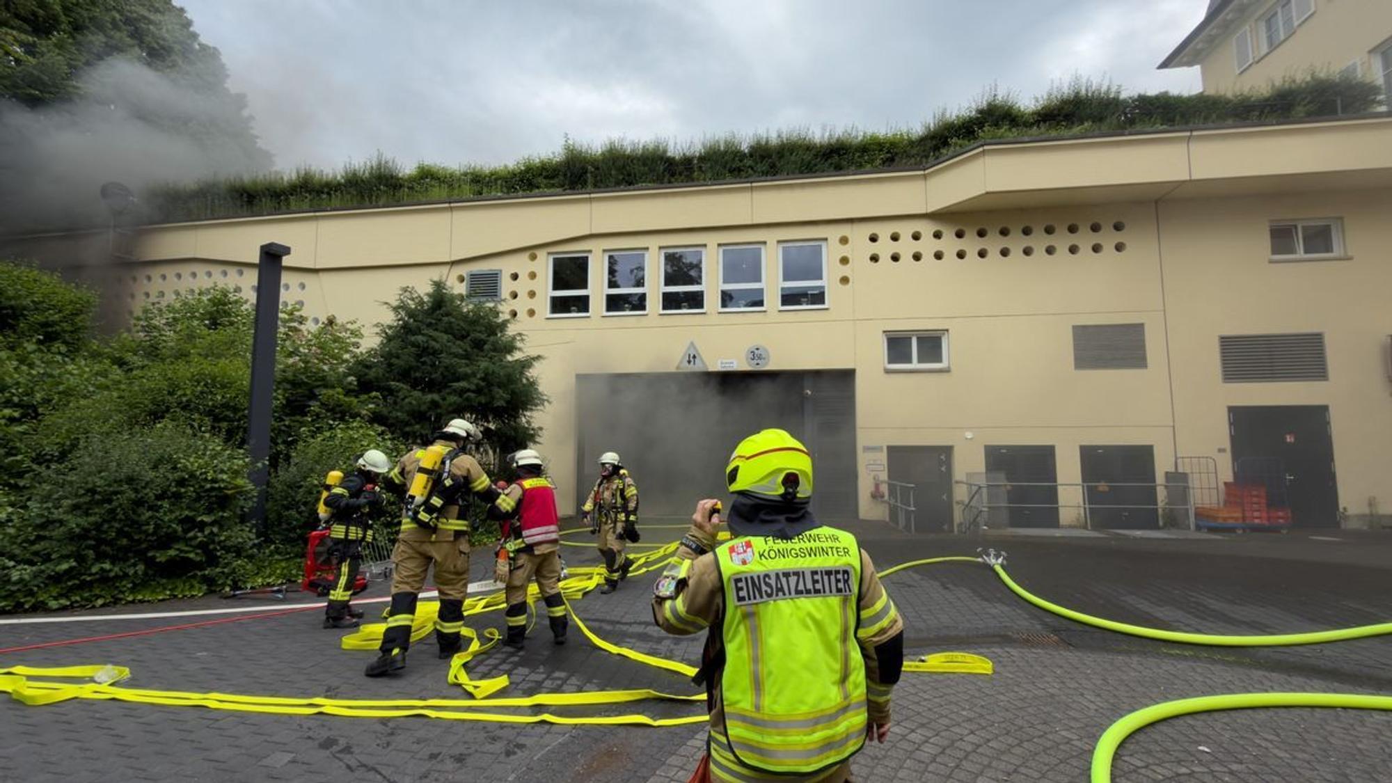 Brennende Autos in Tiefgarage in Königswinter.