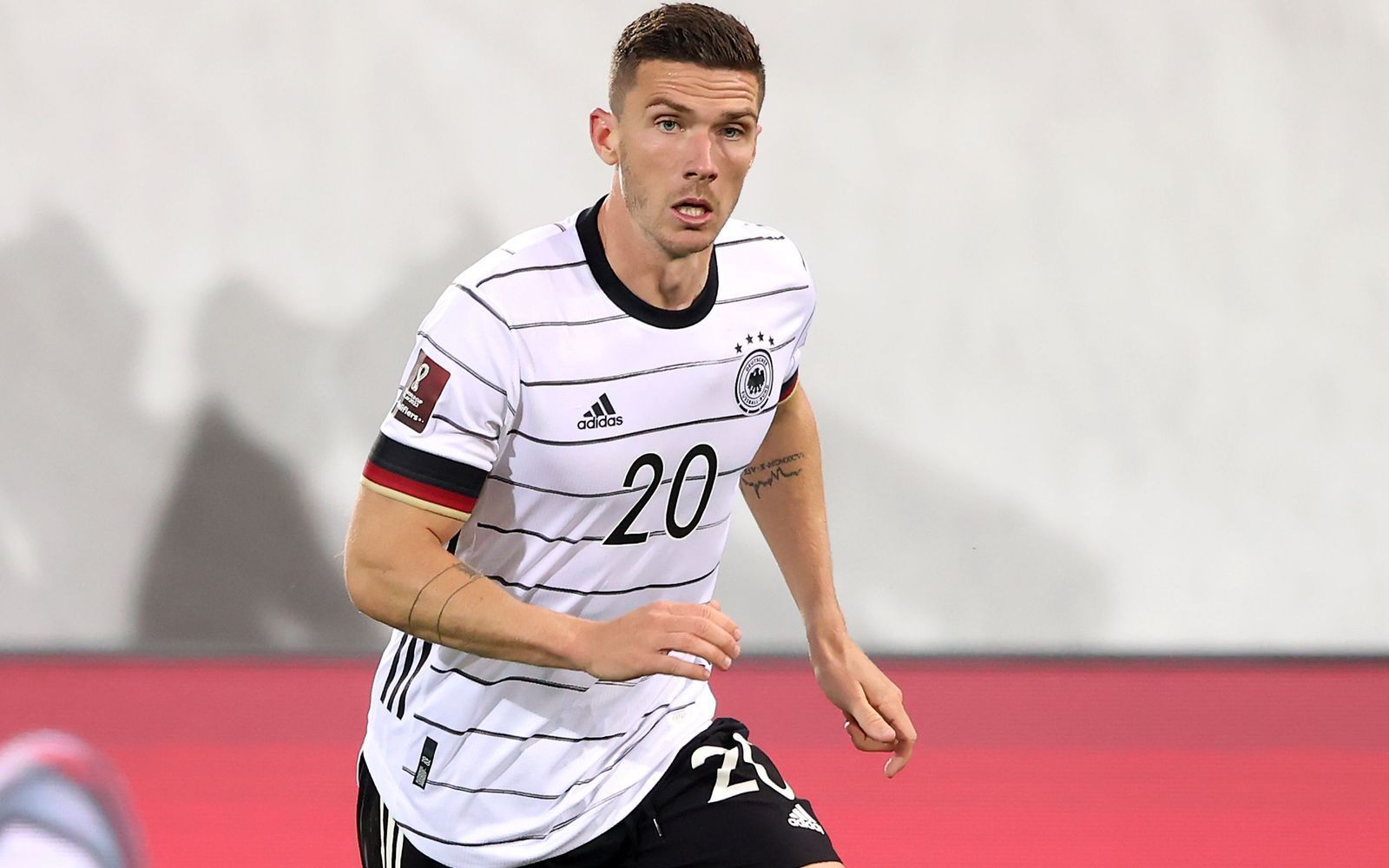 Italien-Profi Robin Gosens hat es nicht in den deutschen Nationalmannschaftskader für die WM 2026 geschafft. Kurzfristig wechselte der Außenverteidiger mit Offensivdrang nun zur ARD. Dort trifft er auf die Moderatoren Alex Schlüter, Esther Sedlaczek, Alexander Bommes und Lea Wagner sowie die Co-Experten Almuth Schult, Thomas Broich. (Bild: 2021 Getty Images/Alexander Hassenstein)