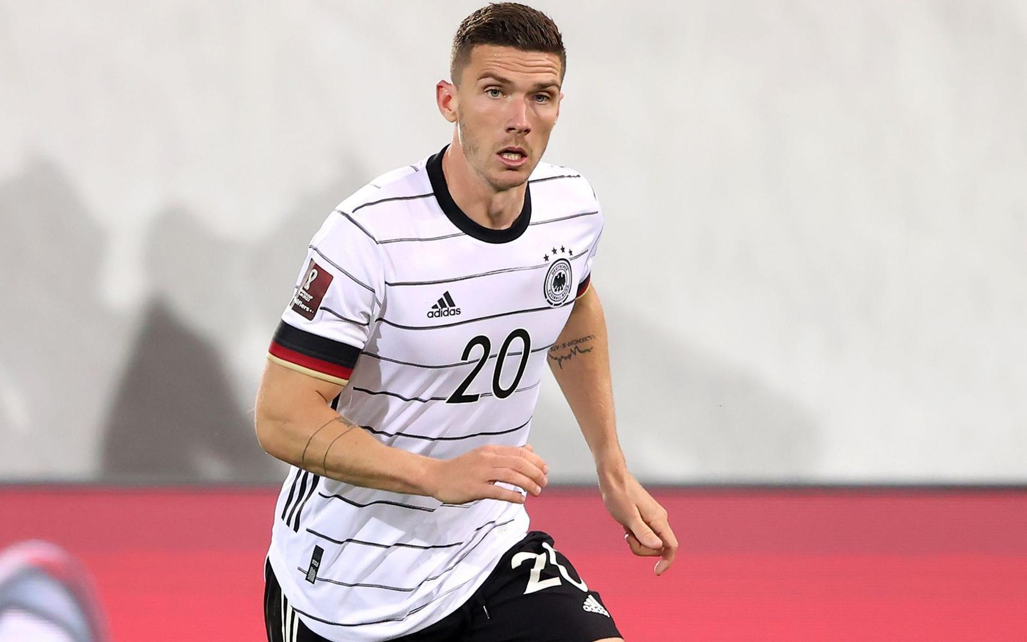 Italien-Profi Robin Gosens hat es nicht in den deutschen Nationalmannschaftskader für die WM 2026 geschafft. Kurzfristig wechselte der Außenverteidiger mit Offensivdrang nun zur ARD. Dort trifft er auf die Moderatoren Alex Schlüter, Esther Sedlaczek, Alexander Bommes und Lea Wagner sowie die Co-Experten Almuth Schult, Thomas Broich. (Bild: 2021 Getty Images/Alexander Hassenstein)