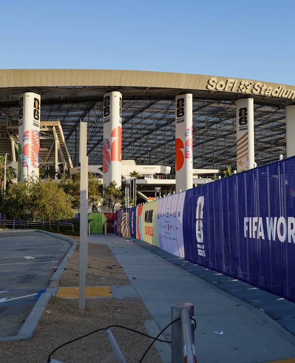 Blick von außen auf das SoFi Stadium.