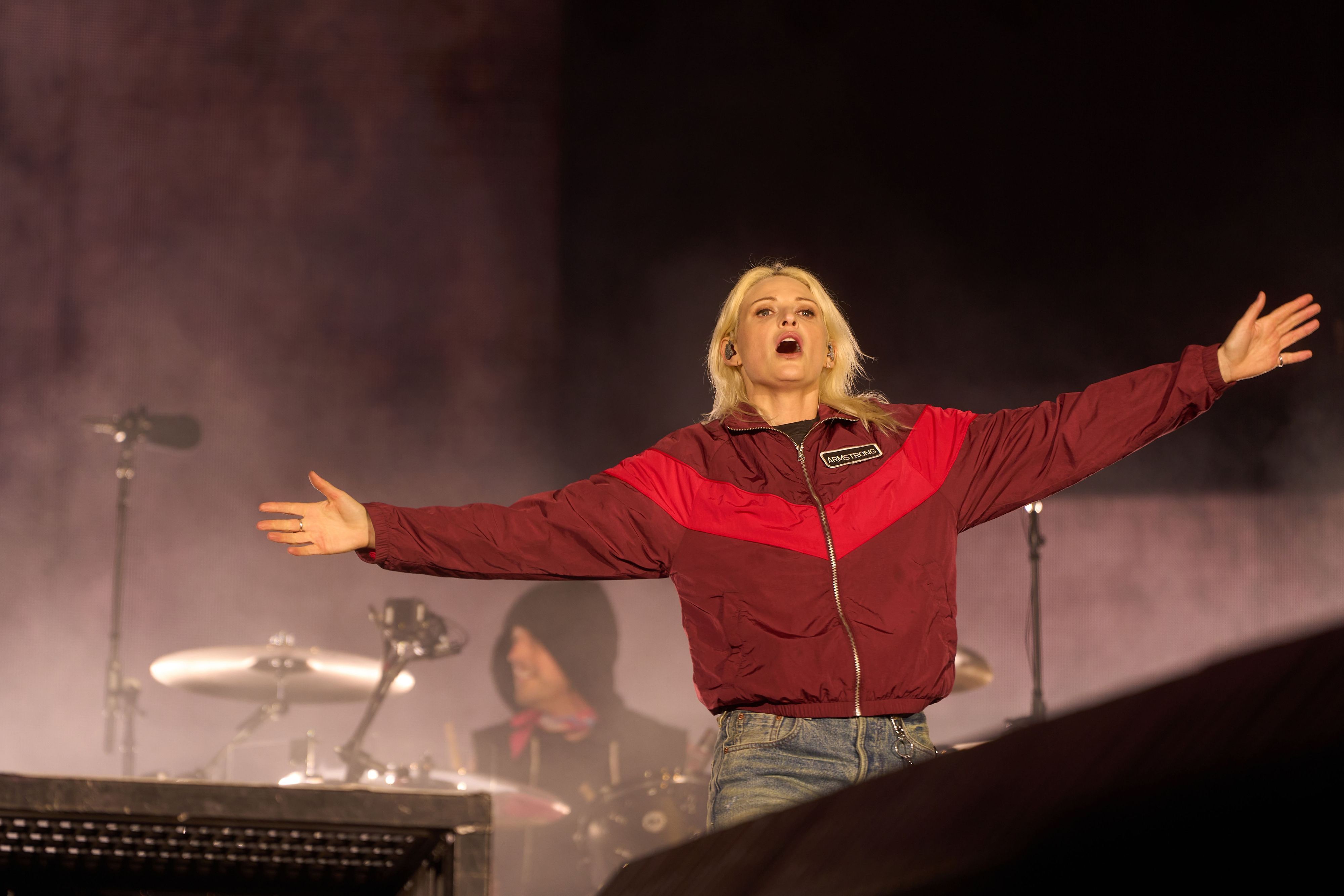 Emily Armstrong tritt mit der US-Band Linkin Park auf der Utopia Stage auf.