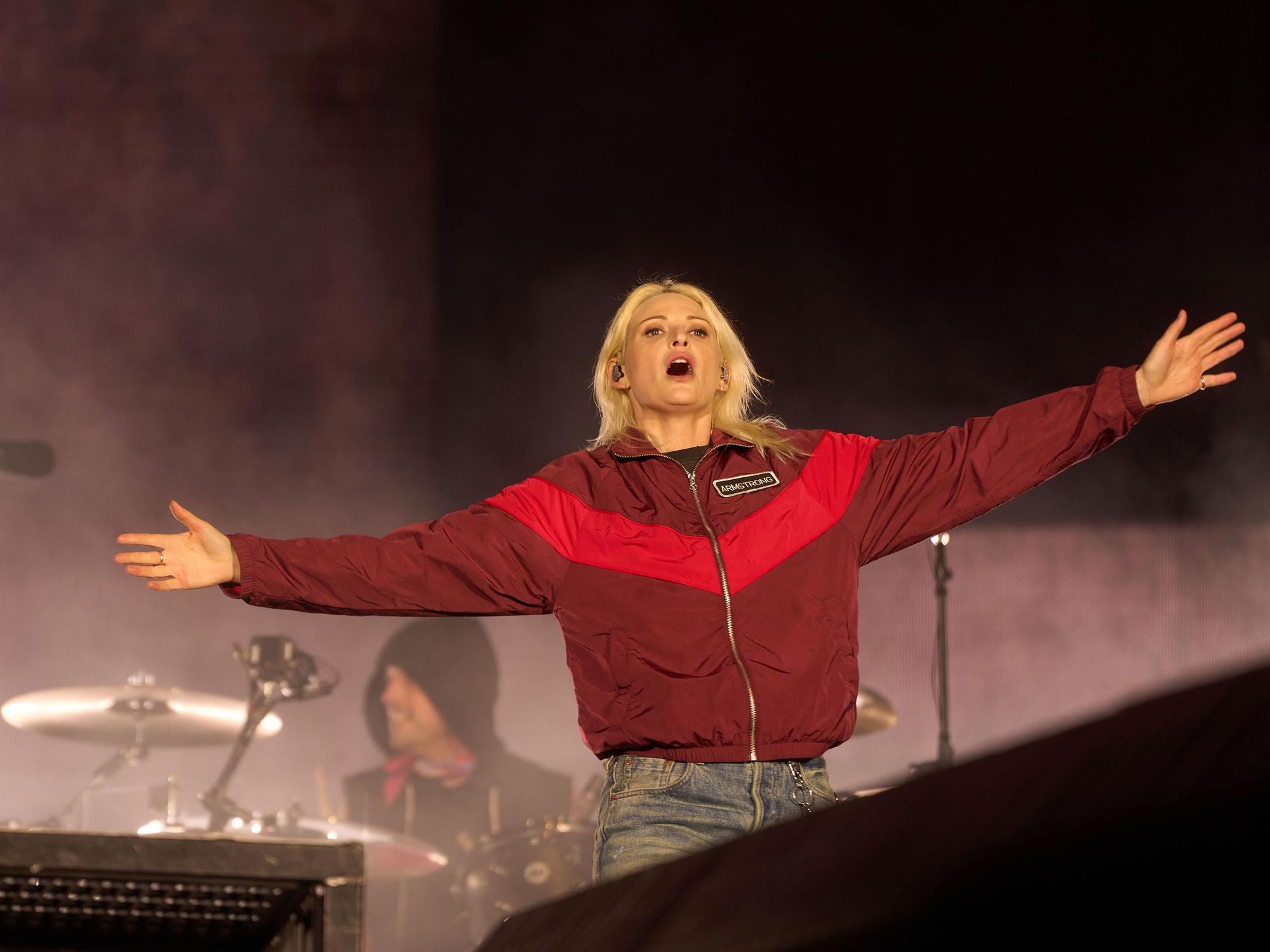 Emily Armstrong tritt mit der US-Band Linkin Park auf der Utopia Stage auf.