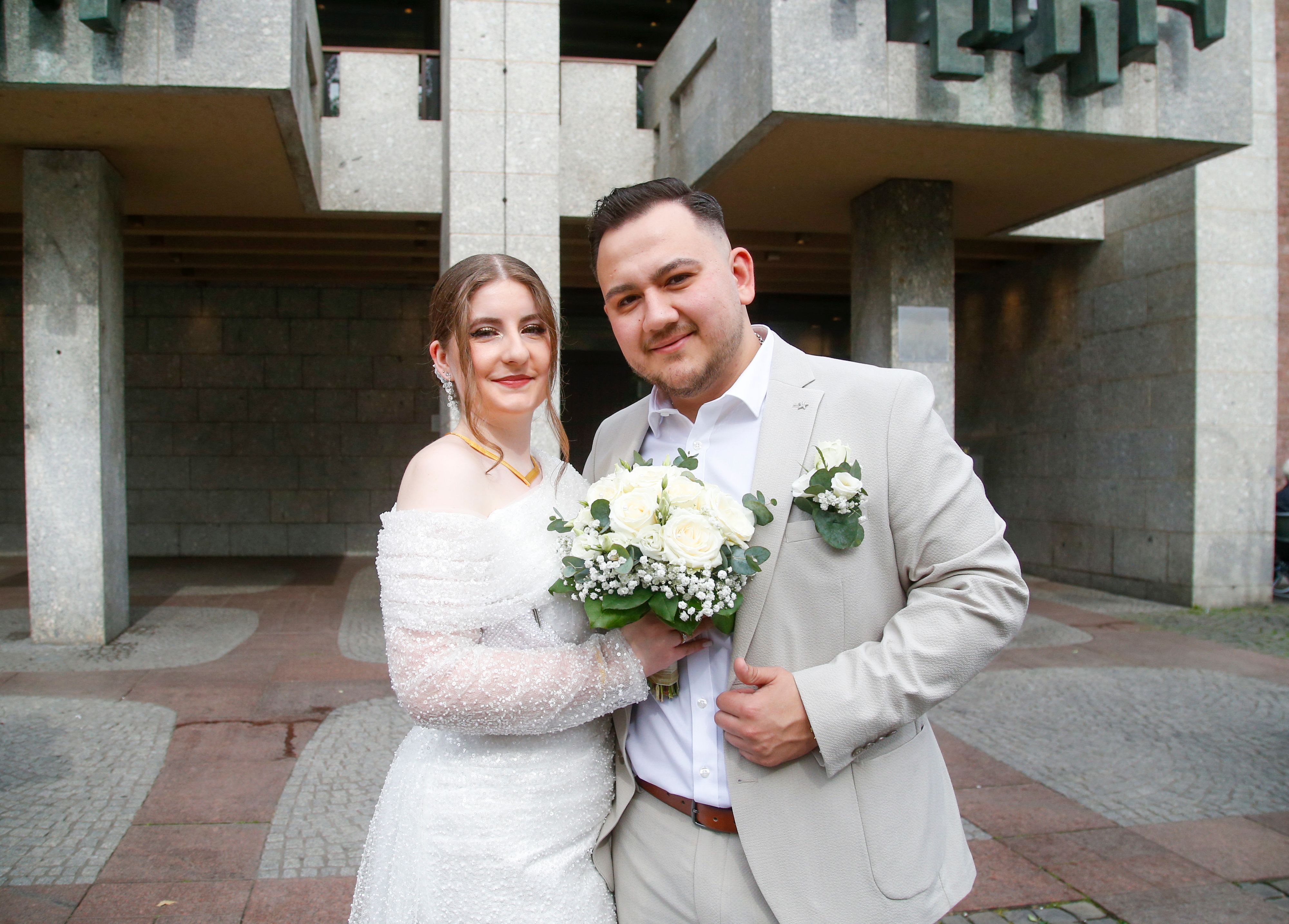 Das Brautpaar Cekir und Begün vor dem Kölner Rathaus.