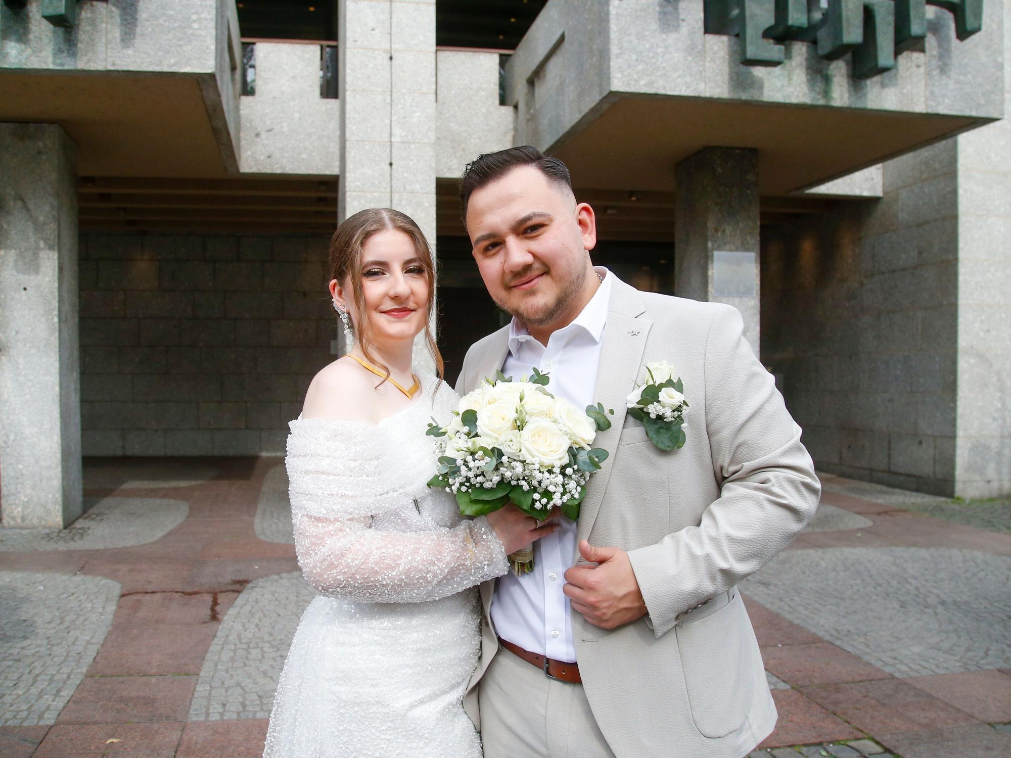Das Brautpaar Cekir und Begün vor dem Kölner Rathaus.