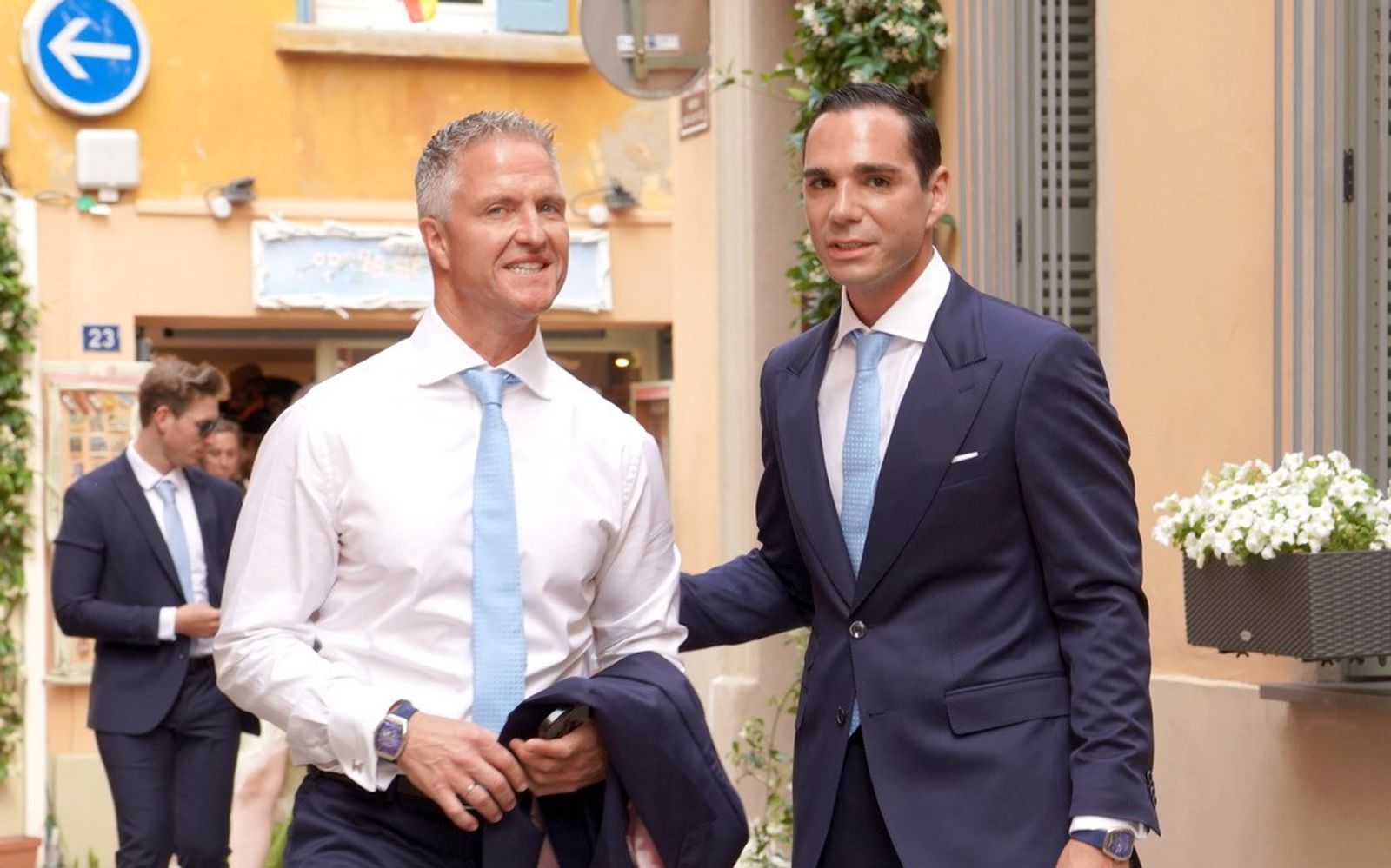 Kurz vor der Trauung in Saint-Tropez droht der Super-GAU: Schafft es Ralfs Schumachers Sohn David pünktlich zur Trauung? (Bild: Sky/ Tresor TV)
