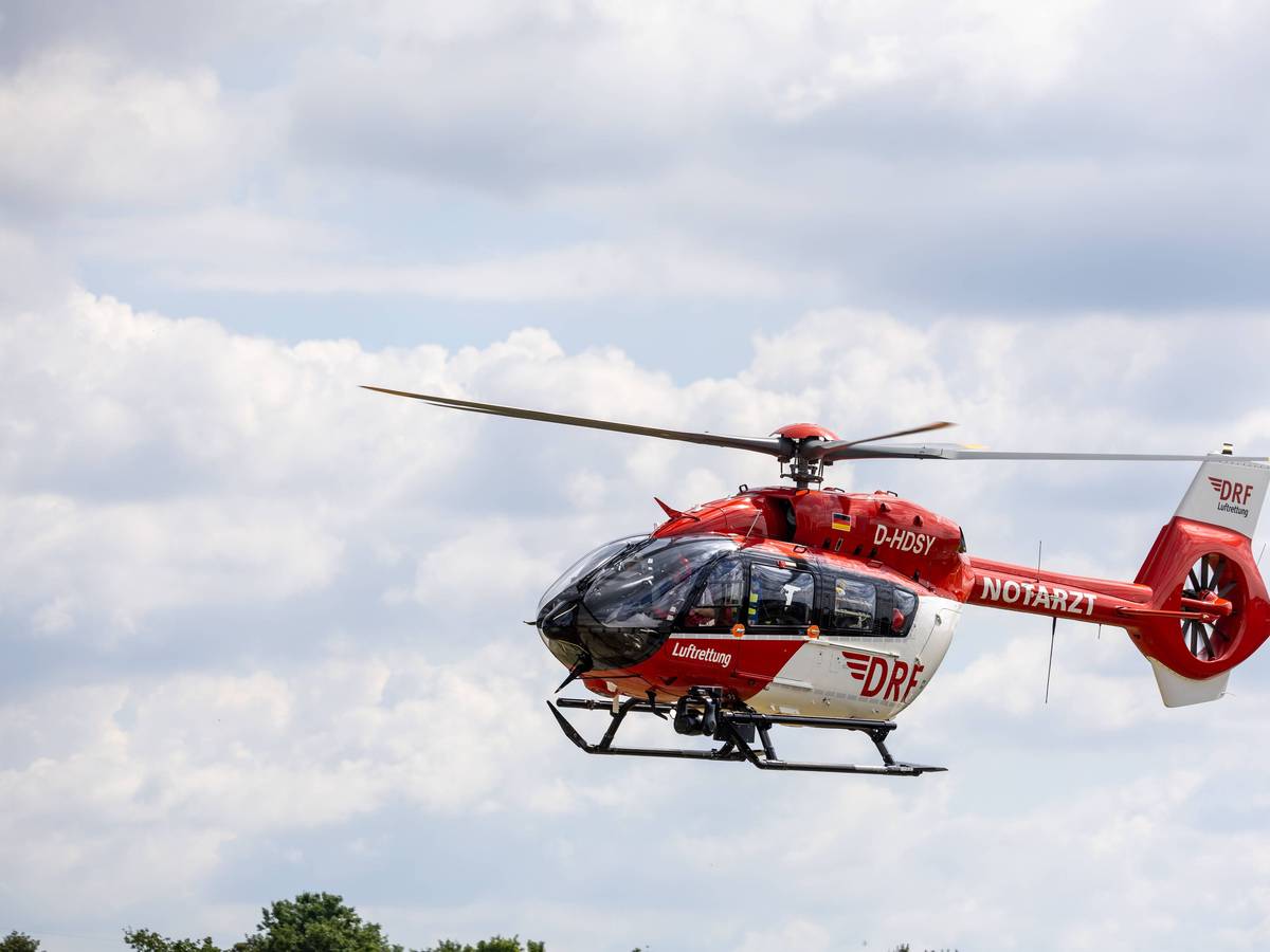 Rettungshubschrauber fliegt durch bewölkten Himmel