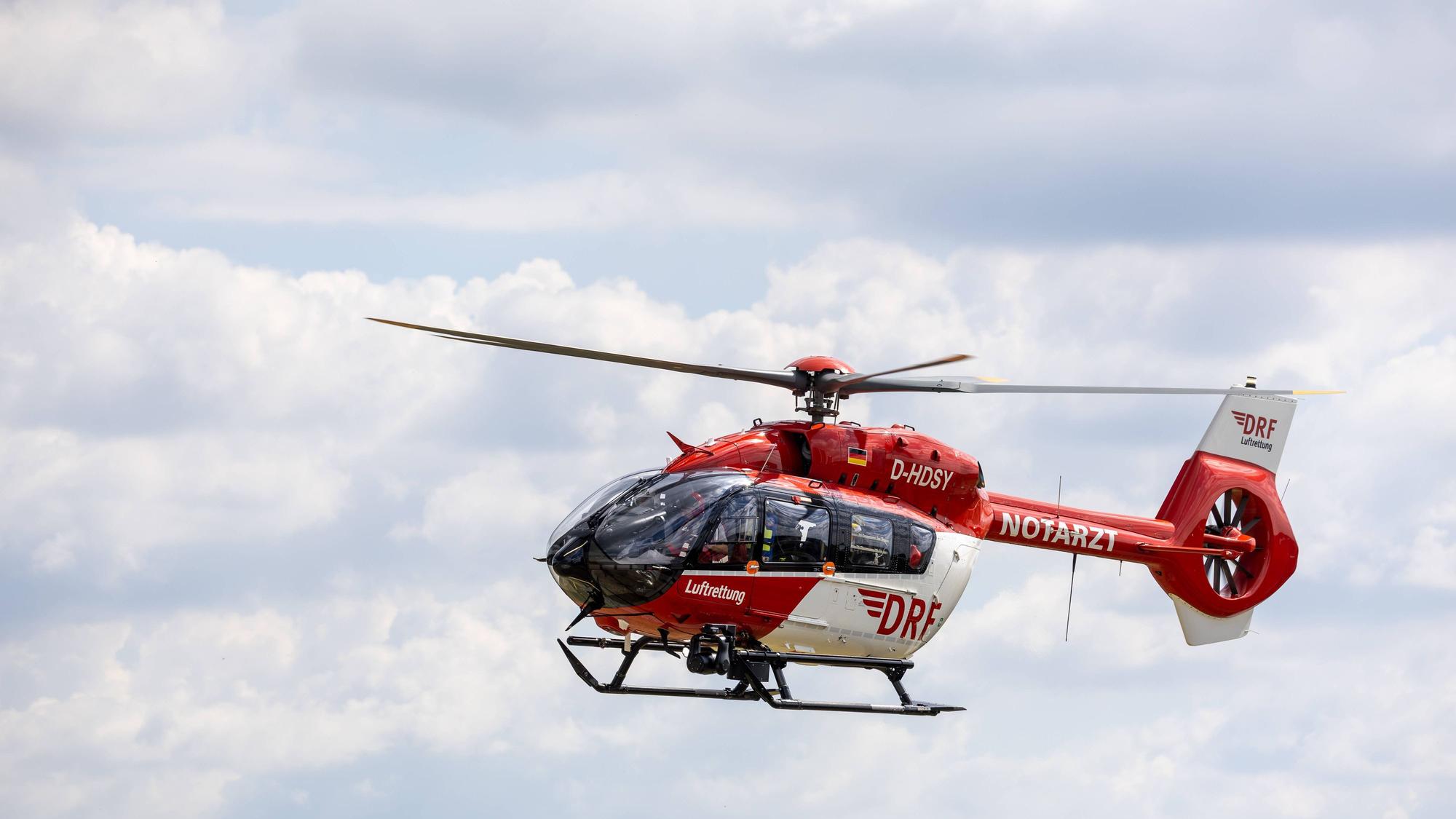 Rettungshubschrauber fliegt durch bewölkten Himmel