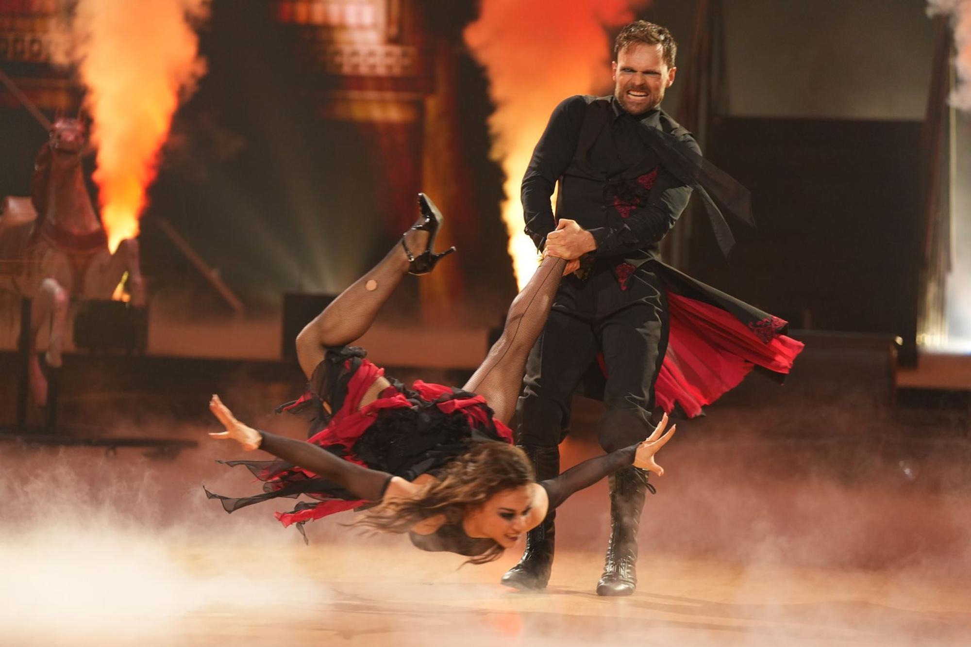 Ein Tango mit Zombiemoves, Vampirvibes und einer fliegenden Anastasia Maruster sorgt für Beifallsstürme. Auch Vadim Garbuzov gibt alles. (Bild: RTL / Stefan Gregorowius)