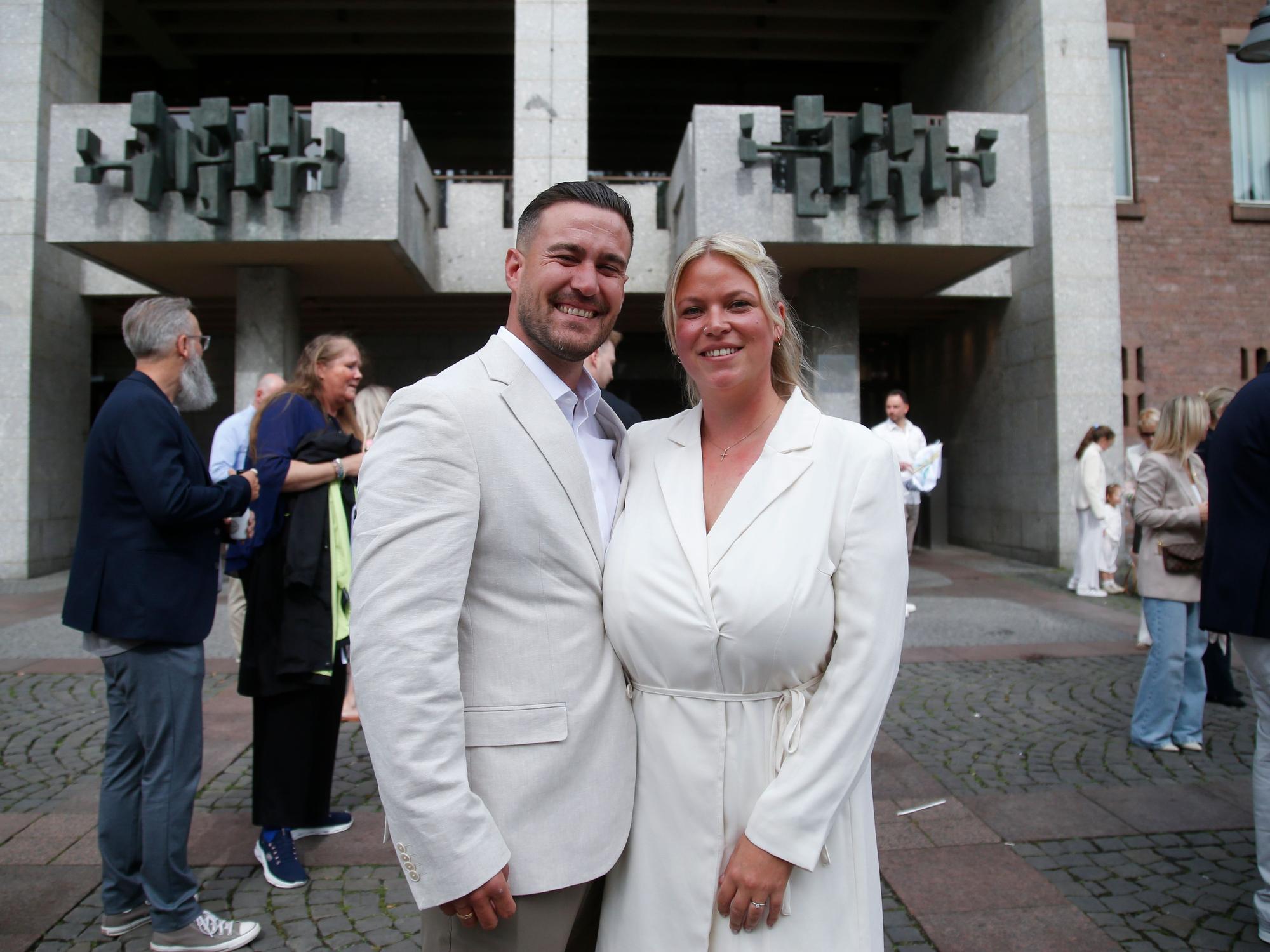 Das Brautpaar Kai und Denise vor dem Kölner Rathaus.