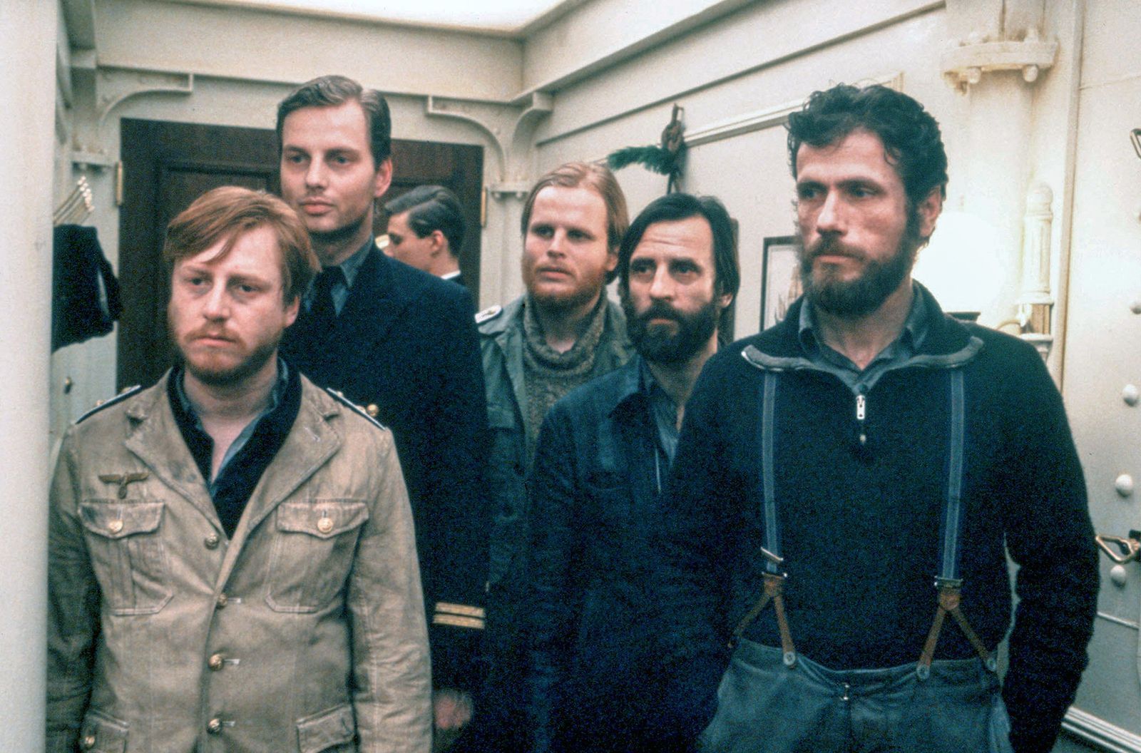 Lagebesprechung an Bord der U-96, von links: Wachoffizier (Martin Semmelrogge), 1. Offizier (Hubertus Bengsch), Leutnant Werner (Herbert Grönemeyer), Leitender Ingenieur (Klaus Wennemann) und Kommandant (Jürgen Prochnow) leiden unter mangelndem Sauerstoff, bedrückender Enge und feindlichem Beschuss ... (Bild: ARD / Degeto)