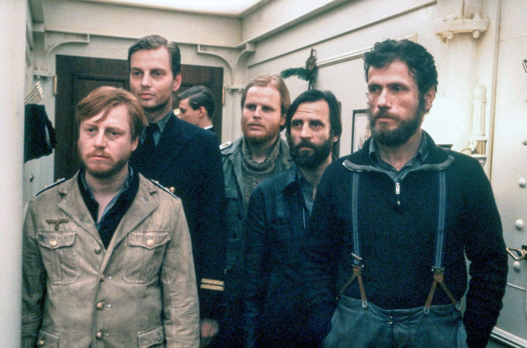 Lagebesprechung an Bord der U-96, von links: Wachoffizier (Martin Semmelrogge), 1. Offizier (Hubertus Bengsch), Leutnant Werner (Herbert Grönemeyer), Leitender Ingenieur (Klaus Wennemann) und Kommandant (Jürgen Prochnow) leiden unter mangelndem Sauerstoff, bedrückender Enge und feindlichem Beschuss ... (Bild: ARD / Degeto)