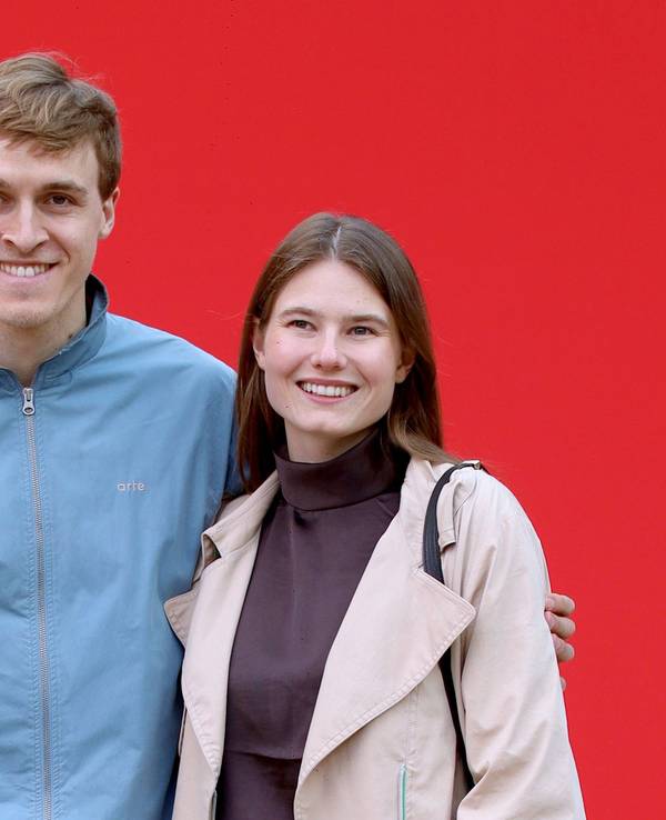 Beim 1. FC Köln posieren Timo Hübers und Partnerin Carla auf dem Roten Teppich.