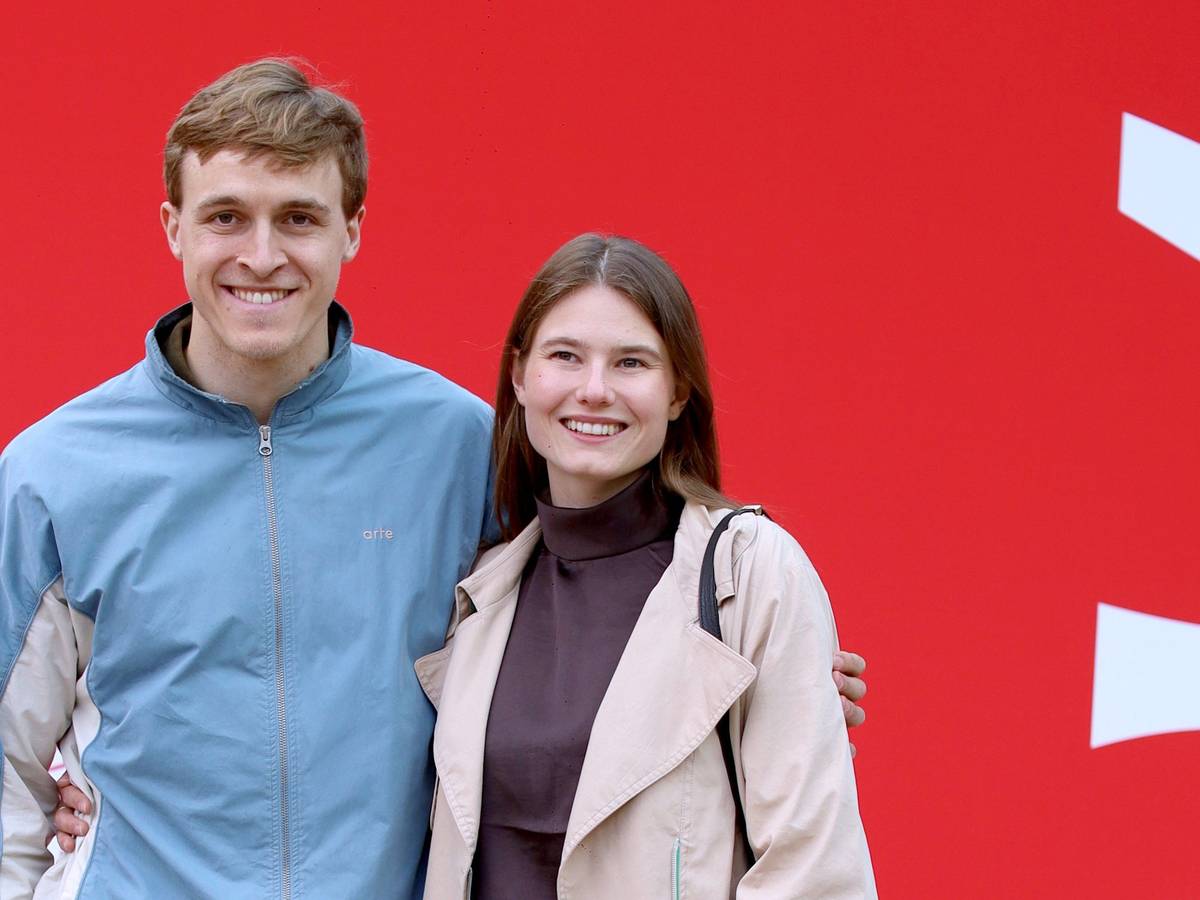 Beim 1. FC Köln posieren Timo Hübers und Partnerin Carla auf dem Roten Teppich.