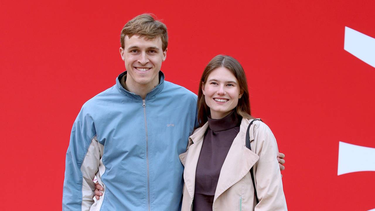 Beim 1. FC Köln posieren Timo Hübers und Partnerin Carla auf dem Roten Teppich.