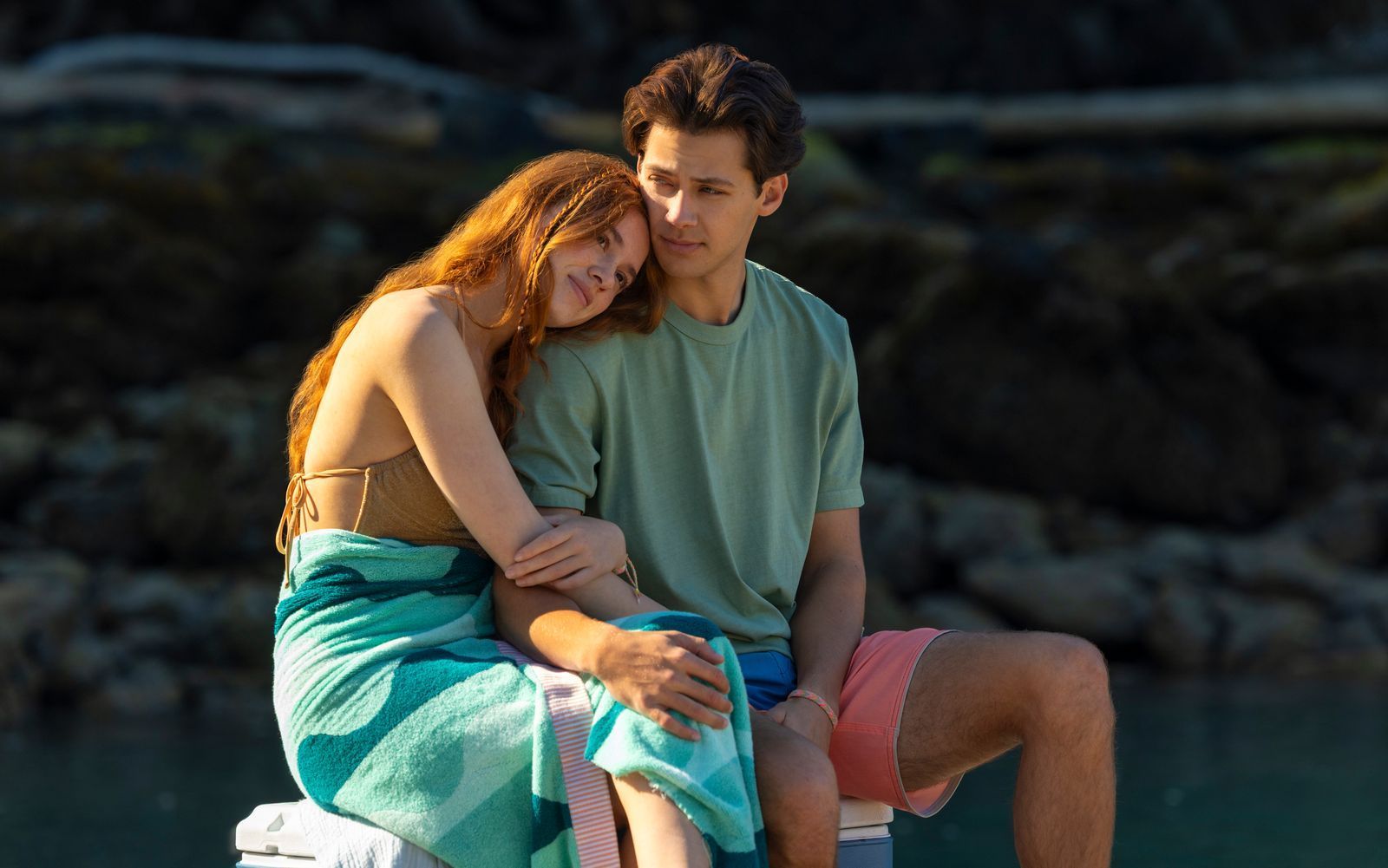 Nostalgie, Kitsch und eine große Prise Romantik verspricht die Prime-Video-Serie „Every Year After“. Sie zeigt die Höhen und Tiefen, die wegweisenden Entscheidungen und verpassten Chancen im romantischen Auf und Ab zwischen Percy (Sadie Soverall) und Sam (Matt Cornett). Insgesamt deckt die Serie sechs Jahre ab - darunter eine entscheidende Woche. (Bild: Amazon Content Services LLC)