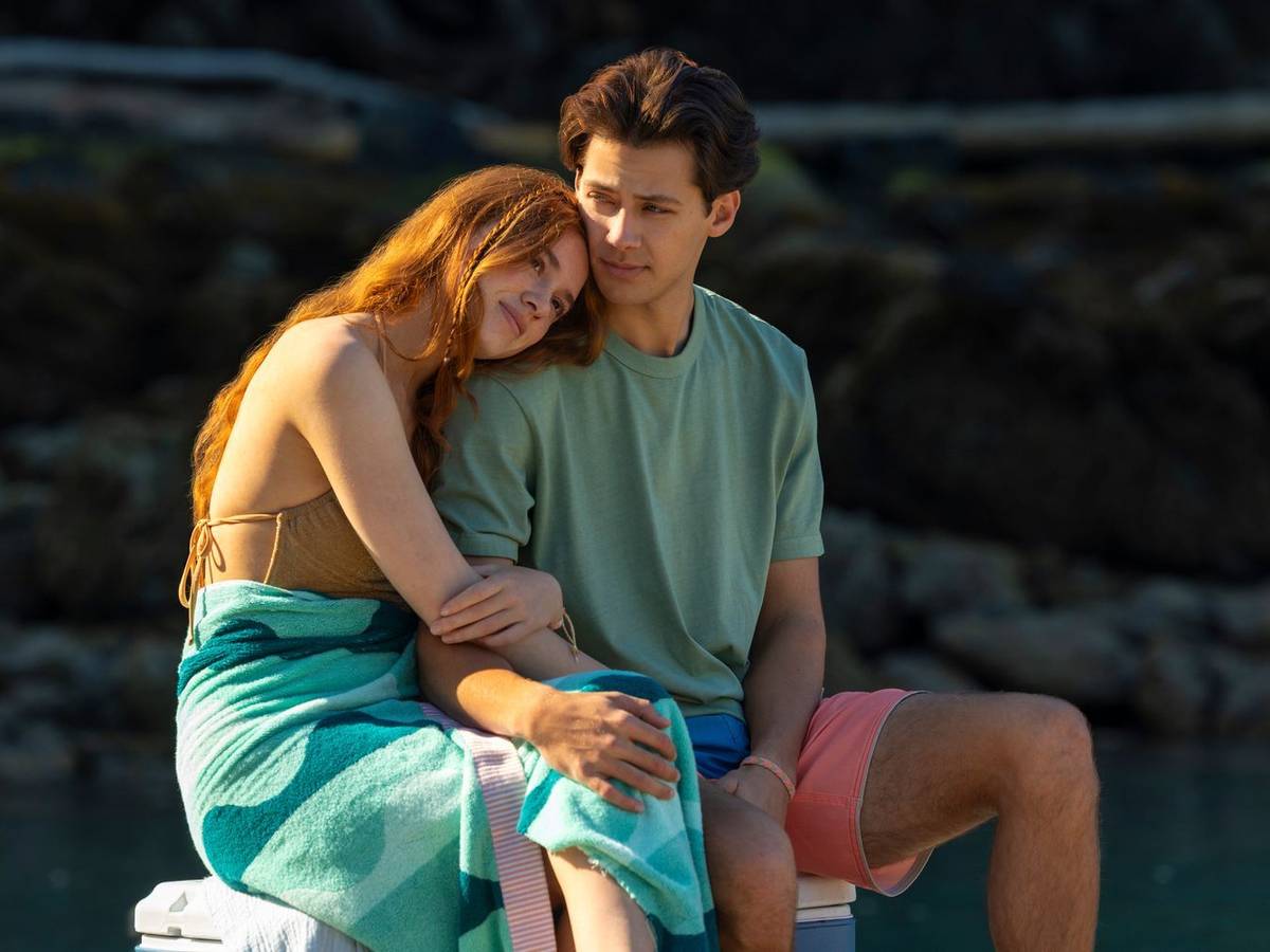 Nostalgie, Kitsch und eine große Prise Romantik verspricht die Prime-Video-Serie „Every Year After“. Sie zeigt die Höhen und Tiefen, die wegweisenden Entscheidungen und verpassten Chancen im romantischen Auf und Ab zwischen Percy (Sadie Soverall) und Sam (Matt Cornett). Insgesamt deckt die Serie sechs Jahre ab - darunter eine entscheidende Woche. (Bild: Amazon Content Services LLC)