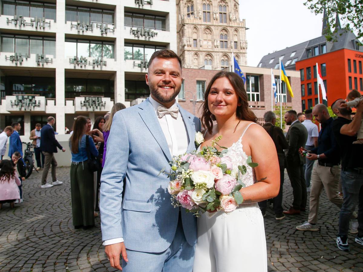 Das Brautpaar Paul und Sandra vor dem Kölner Rathaus.