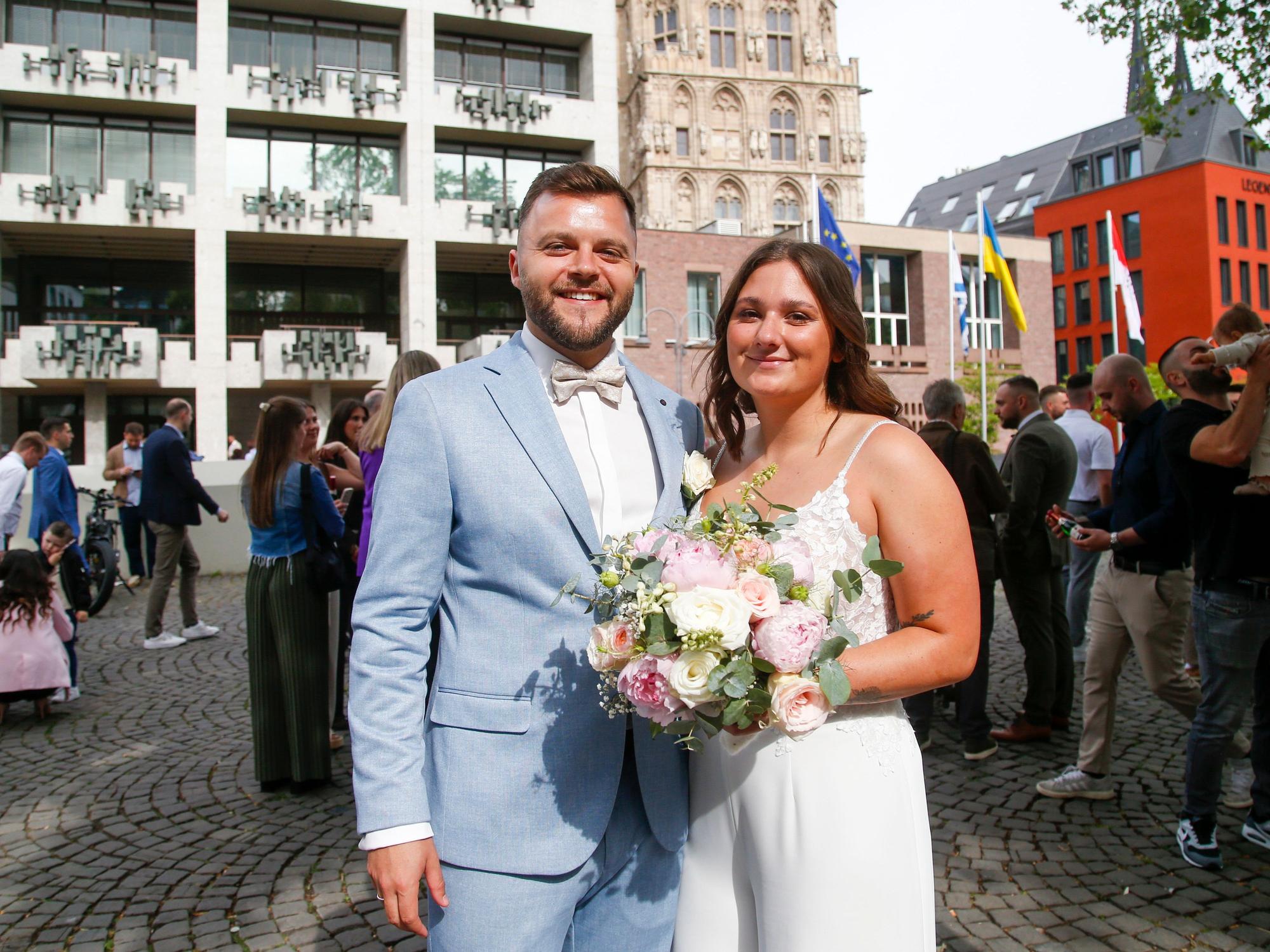 Das Brautpaar Paul und Sandra vor dem Kölner Rathaus.