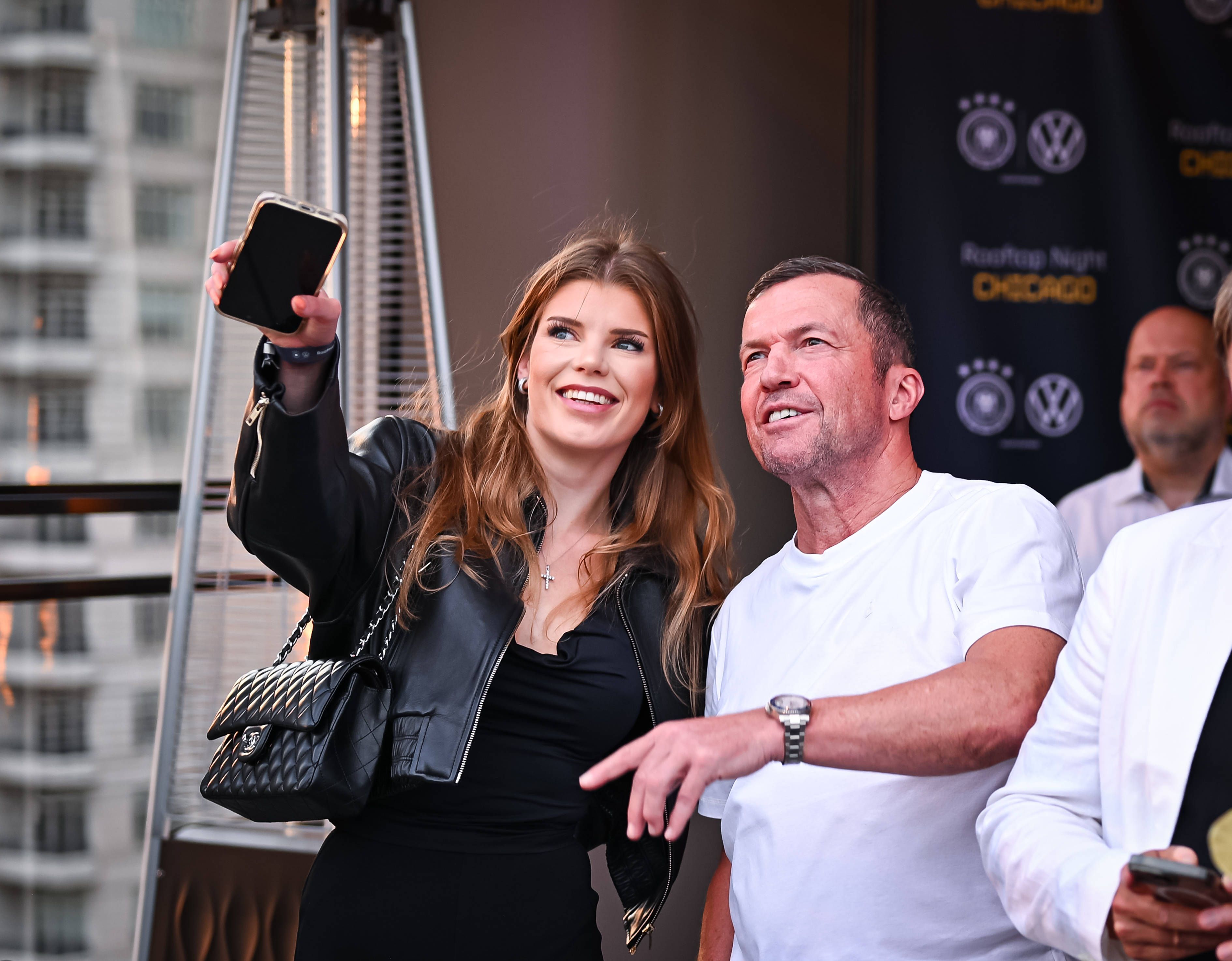 Lothar Matthäus und seine Freundin Theresa Sommer lächeln bei einer Veranstaltung.
