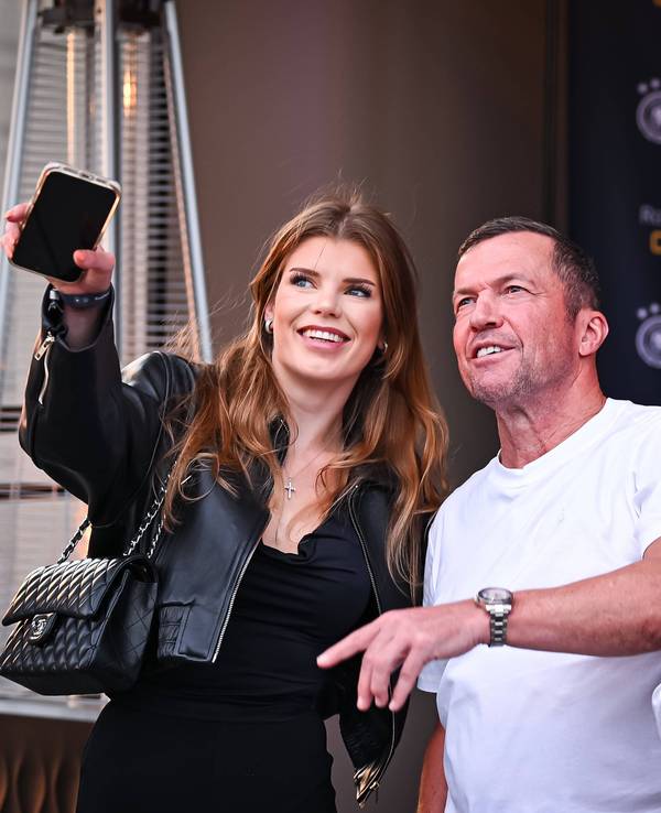 Lothar Matthäus und seine Freundin Theresa Sommer lächeln bei einer Veranstaltung.