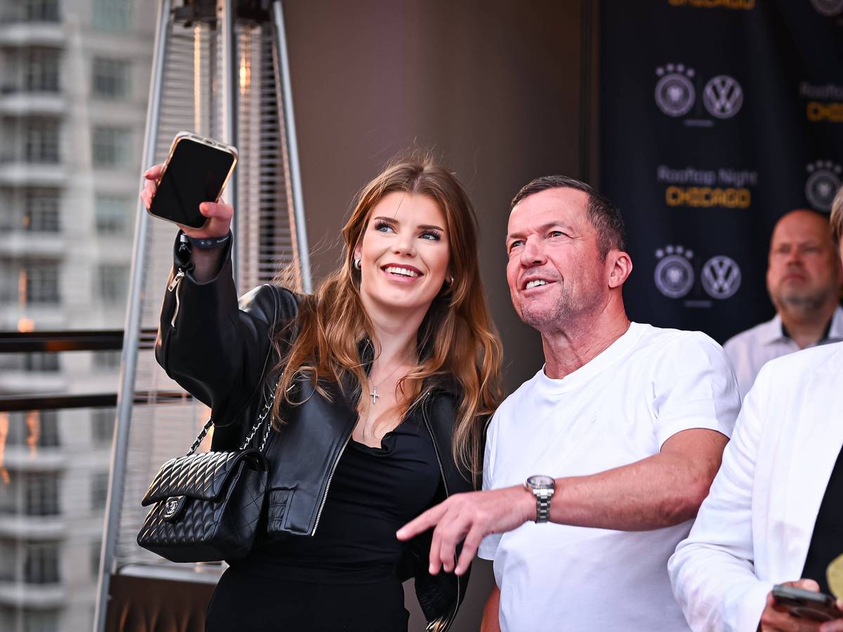 Lothar Matthäus und seine Freundin Theresa Sommer lächeln bei einer Veranstaltung.