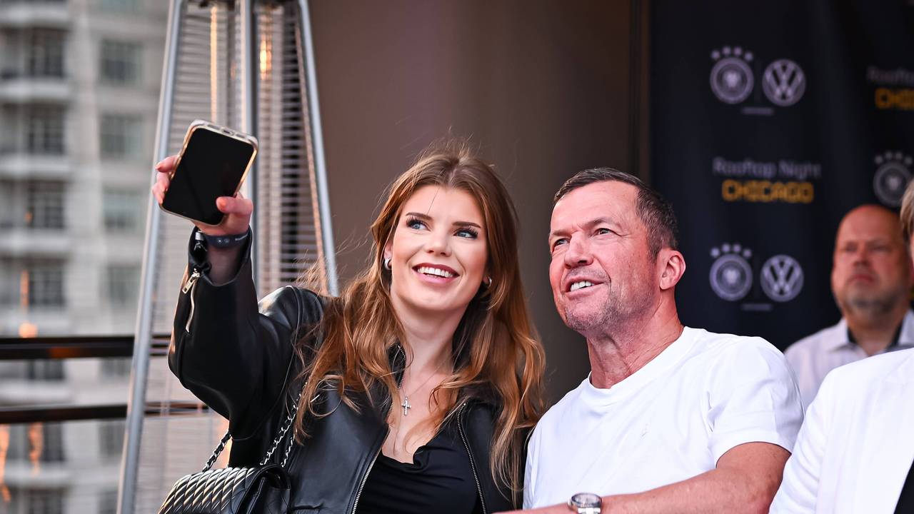 Lothar Matthäus und seine Freundin Theresa Sommer lächeln bei einer Veranstaltung.