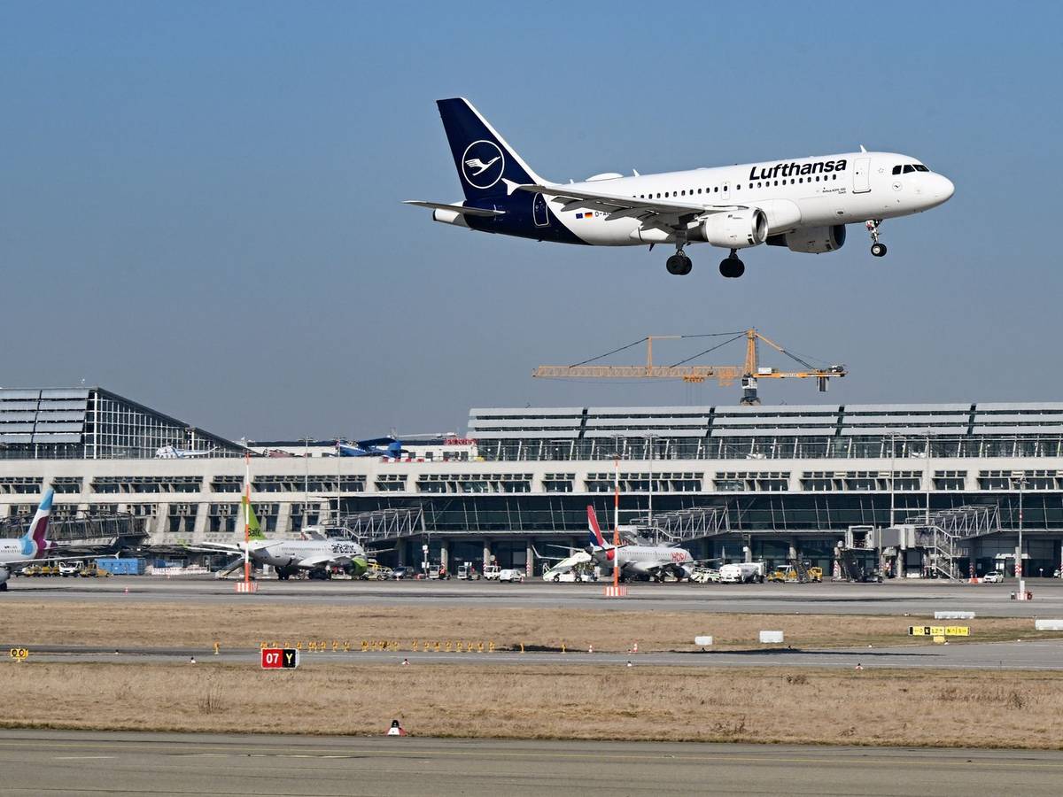 Flughafen Stuttgart - Lufthansa-Maschine