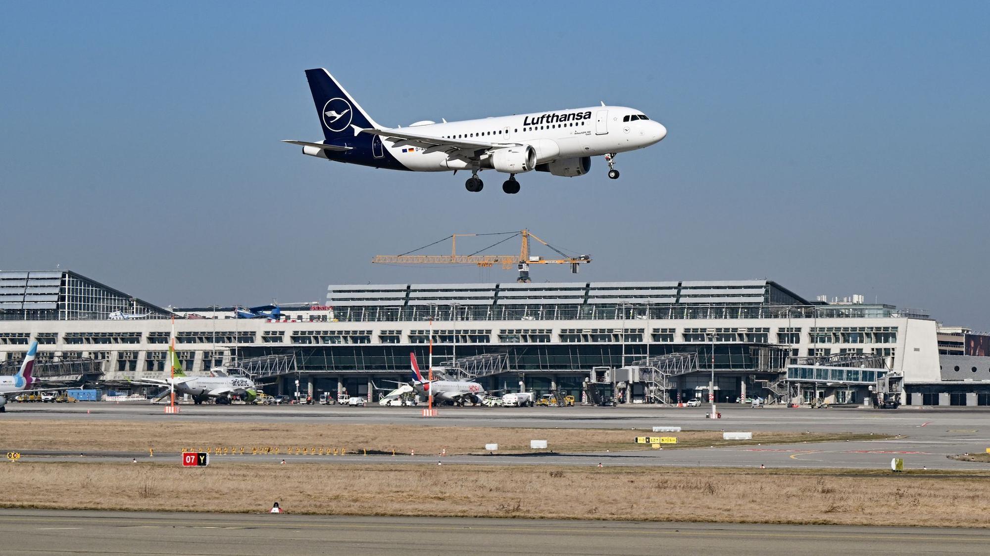 Flughafen Stuttgart - Lufthansa-Maschine