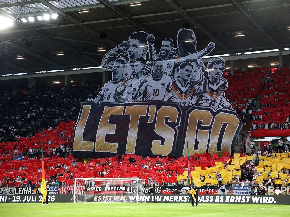 Mit dieser Choreografie verabschiedeten die deutschen Fans ihre Nationalmannschaft am 31. Mai beim letzte Testspiel des Teams auf deutschem Boden vor der Abreise in die USA. Die Partie gegen Finnland in Mainz endete 4:0. (Bild: 2026 Getty Images/Alex Grimm)