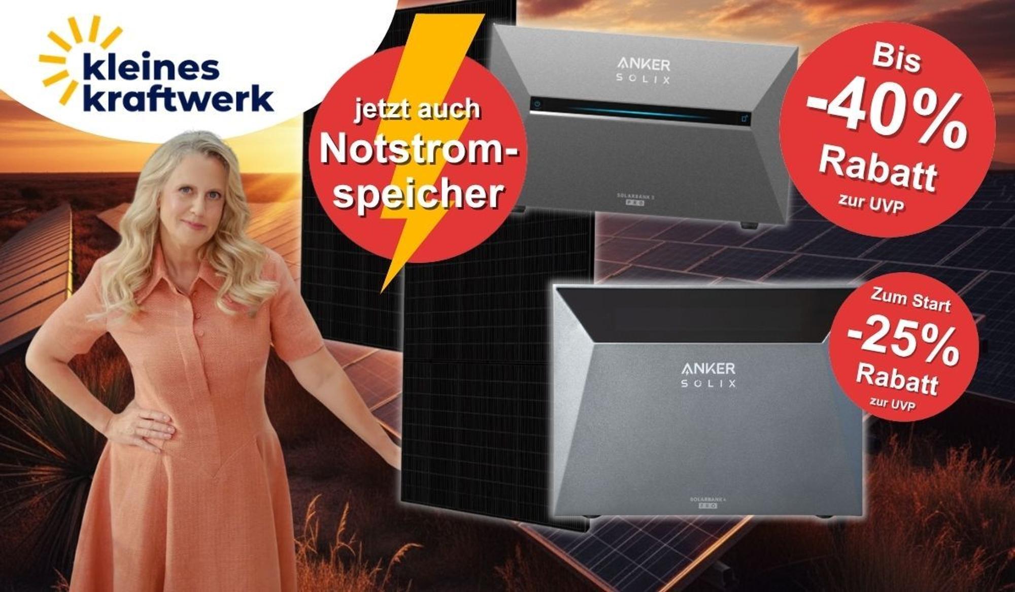 Kleines Kraftwerk Bild mit zwei Anker Solix Stromspeichern (Solarbank 3 Pro oben, Solarbank 4 Pro unten) vor einem dramatischen Sonnenuntergangs-Hintergrund mit Solarfeldern. Links steht Moderatorin Barbara Schöneberger in einem lachsfarbenen Kleid. In der Mitte ein roter Button mit dem Hinweis „Jetzt auch Notstromspeicher". Rechts oben roter Button „Bis -40 % Rabatt zur UVP", rechts unten roter Button „Zum Start -25 % Rabatt zur UVP". Links oben das Kleines-Kraftwerk-Logo.