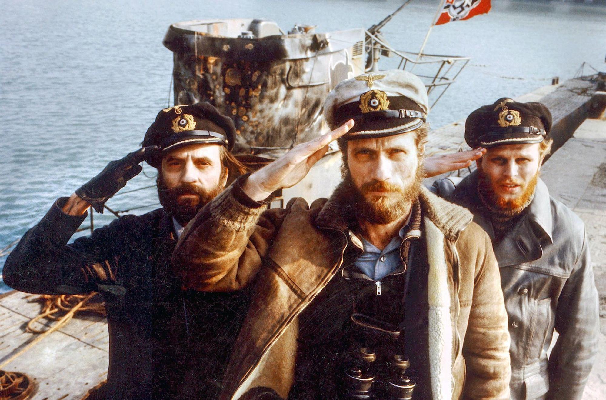 Gezeichnet nach zähen Unterwasserschlachten, von links: der Chefingenieur (Klaus Wennemann), Kapitän Hellriegel (Jürgen Prochnow) und Kriegsberichterstatter Werner (Herbert Grönemeyer). (Bild: ARD / Degeto)