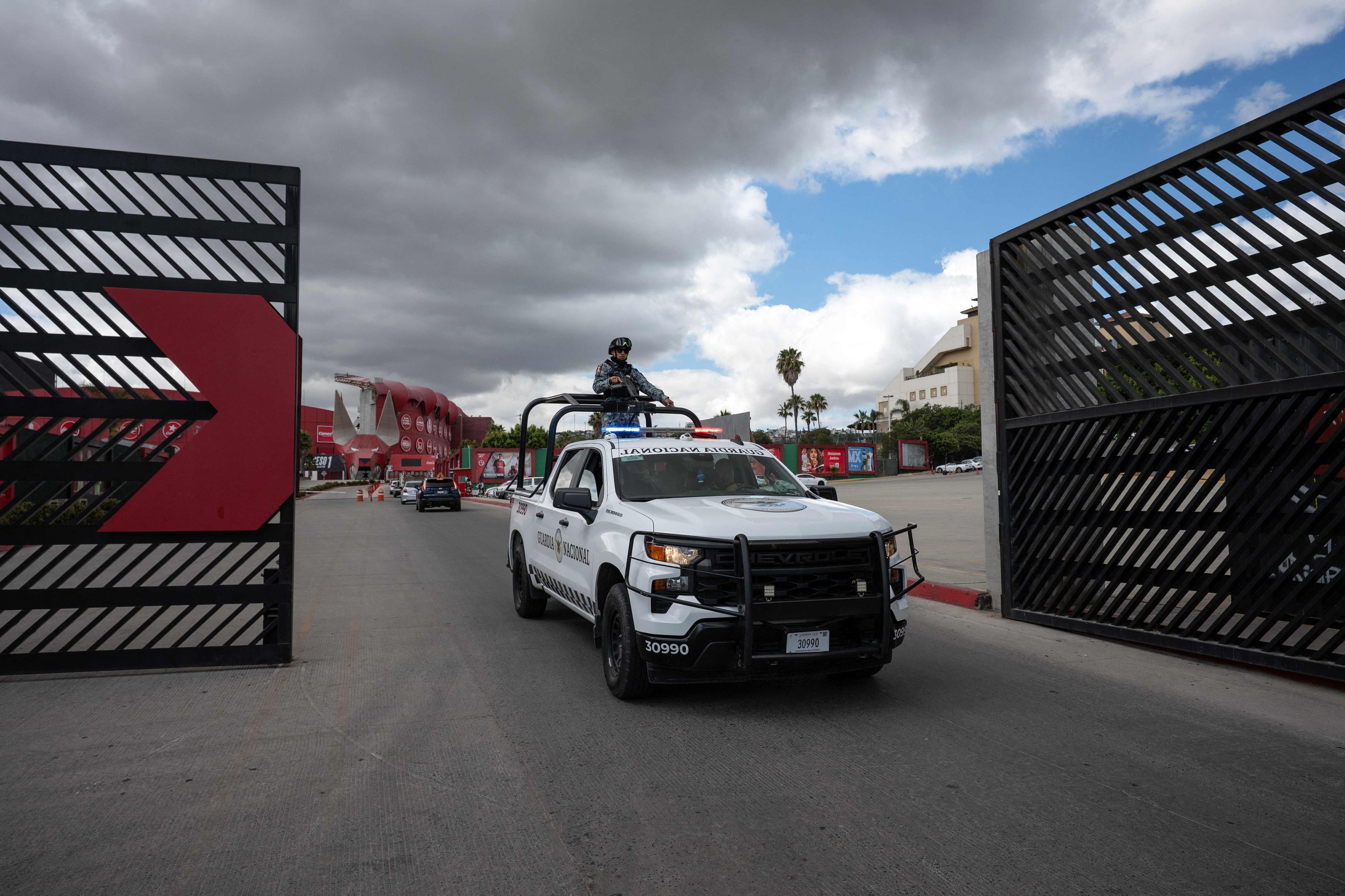 Ein Jeep der Polizei patrouilliert in Tijuana beim WM-Quartier des Iran.