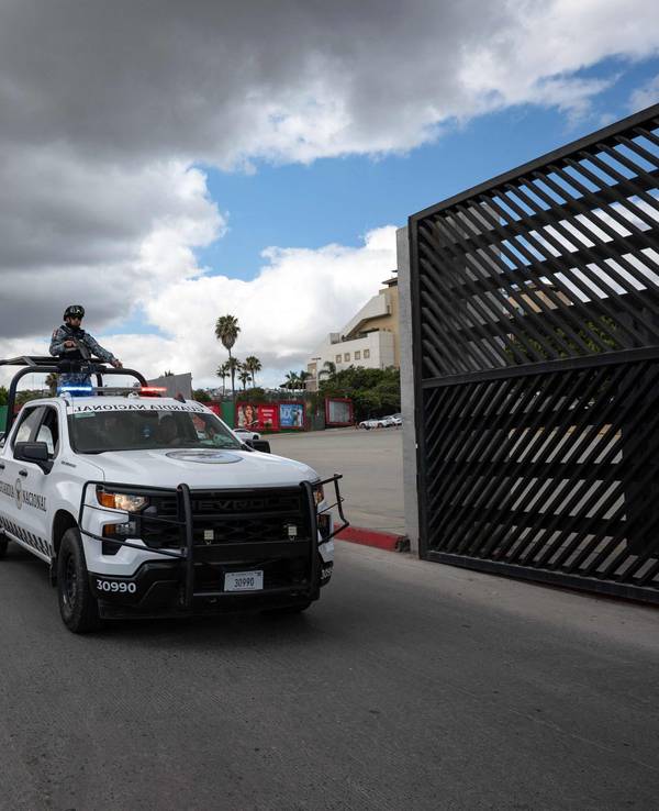 Ein Jeep der Polizei patrouilliert in Tijuana beim WM-Quartier des Iran.