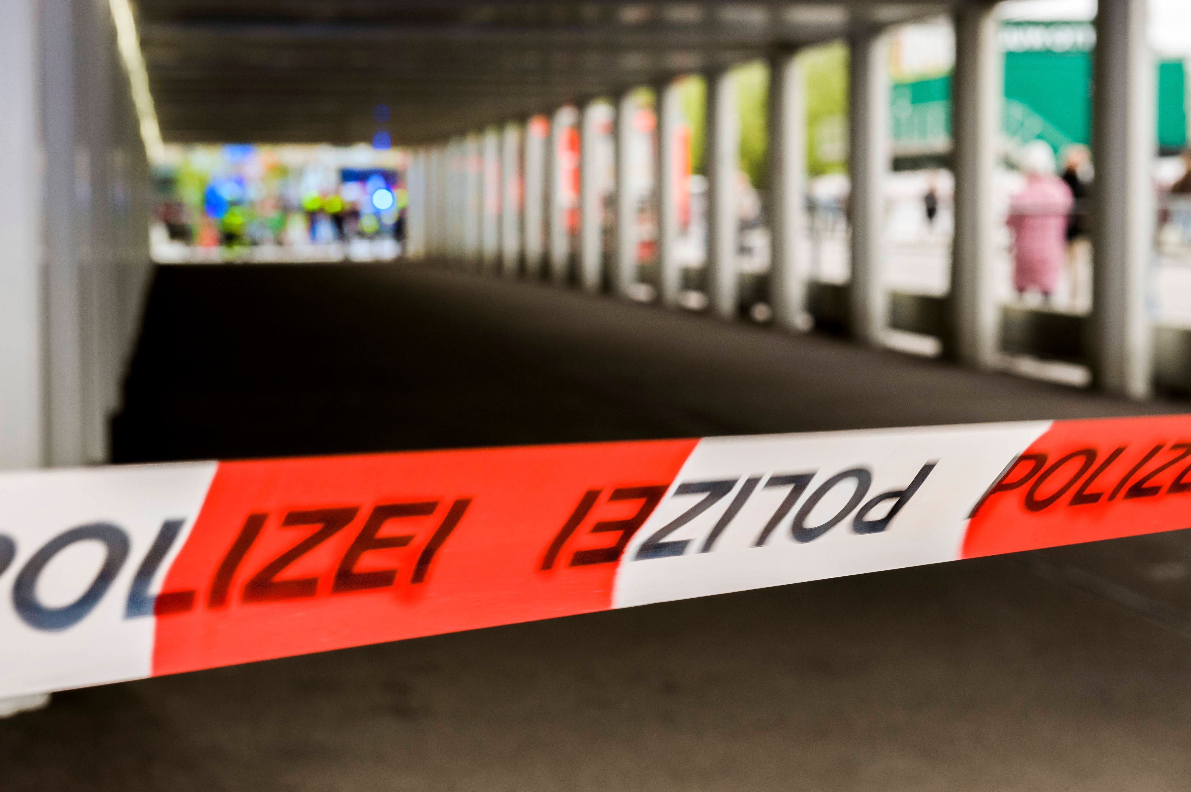 Polizei Absperrband und Einsatzkräfte