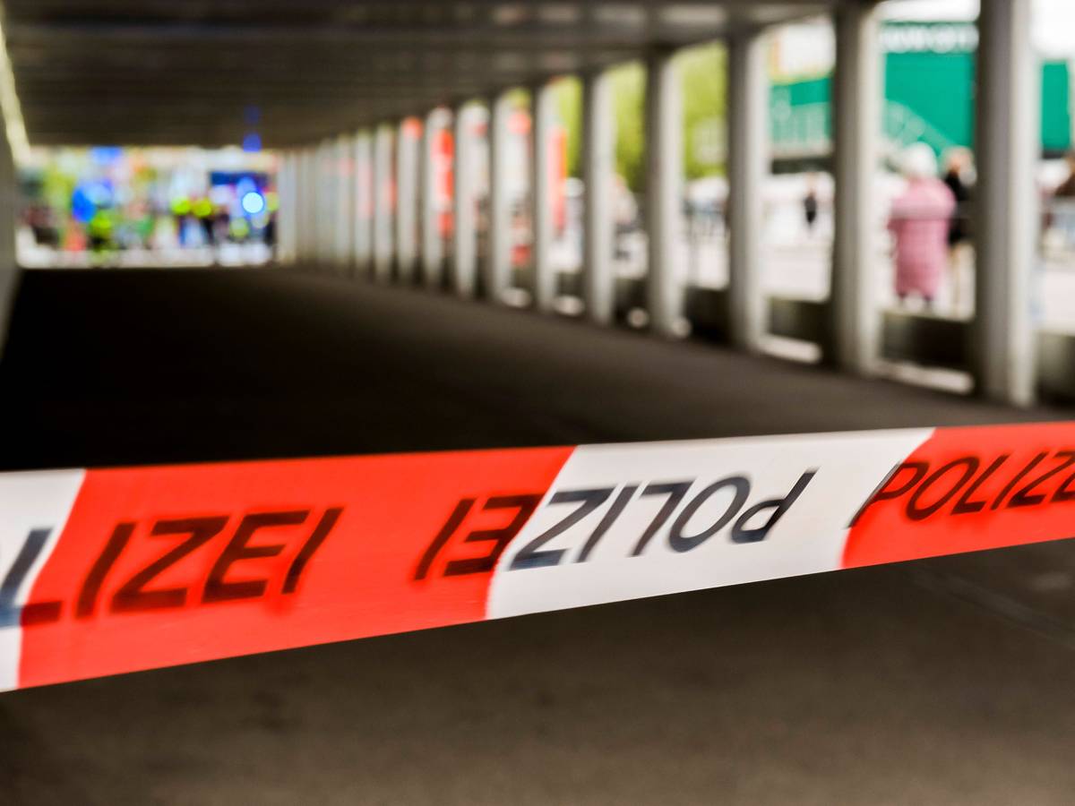Polizei Absperrband und Einsatzkräfte
