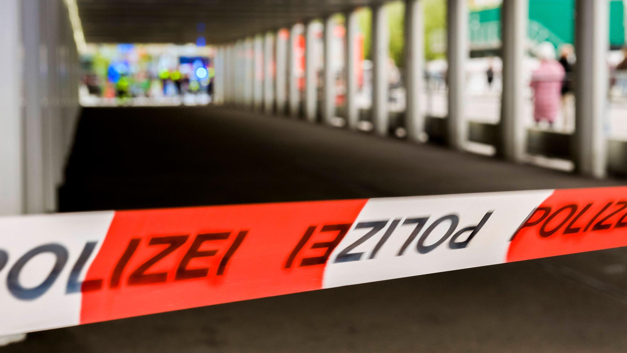 Polizei Absperrband und Einsatzkräfte