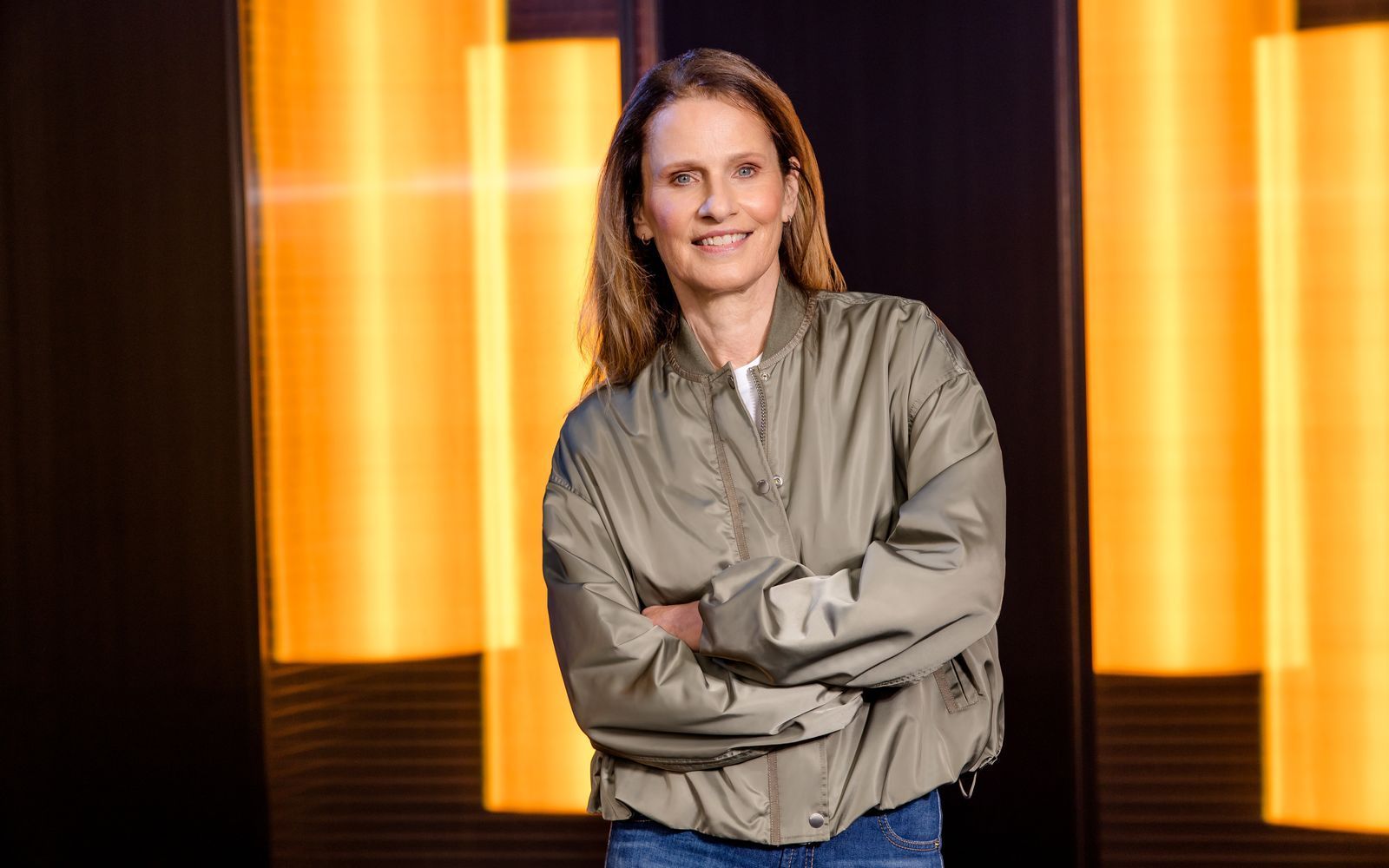 Katrin Müller-Hohenstein moderiert neben Jochen Breyer die WM-Abende im ZDF. (Bild: ZDF/Nadine Rupp)