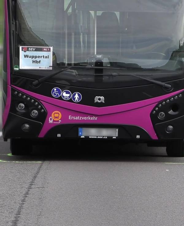 Ein Polizist des Verkehrsunfallaufnahmeteams fotografiert unter einem Bus. Ein Motorradfahrer ist am frühen Samstagmorgen auf der A3 gestürzt und von einem Bus überrollt worden. Der Mann sei dabei tödlich verletzt worden, teilte die Polizei mit.
