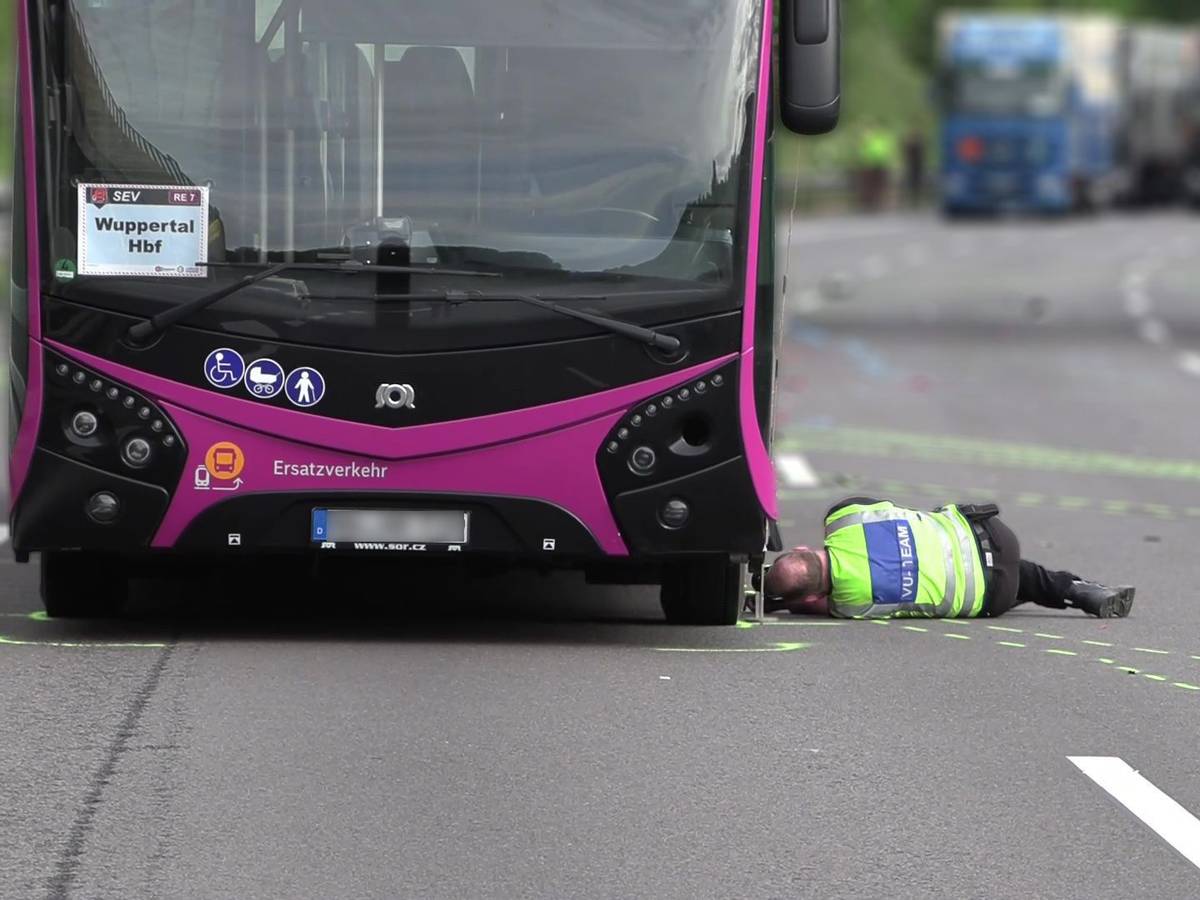 Ein Polizist des Verkehrsunfallaufnahmeteams fotografiert unter einem Bus. Ein Motorradfahrer ist am frühen Samstagmorgen auf der A3 gestürzt und von einem Bus überrollt worden. Der Mann sei dabei tödlich verletzt worden, teilte die Polizei mit.