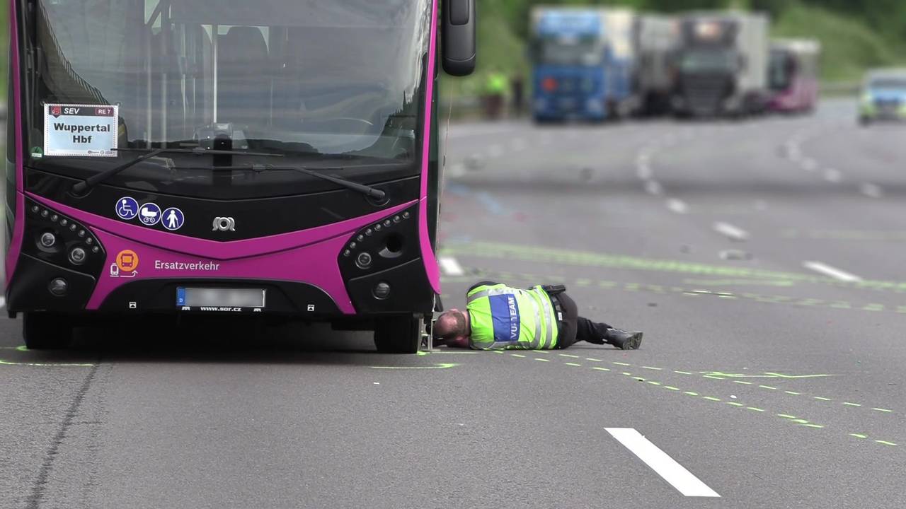 Ein Polizist des Verkehrsunfallaufnahmeteams fotografiert unter einem Bus. Ein Motorradfahrer ist am frühen Samstagmorgen auf der A3 gestürzt und von einem Bus überrollt worden. Der Mann sei dabei tödlich verletzt worden, teilte die Polizei mit.