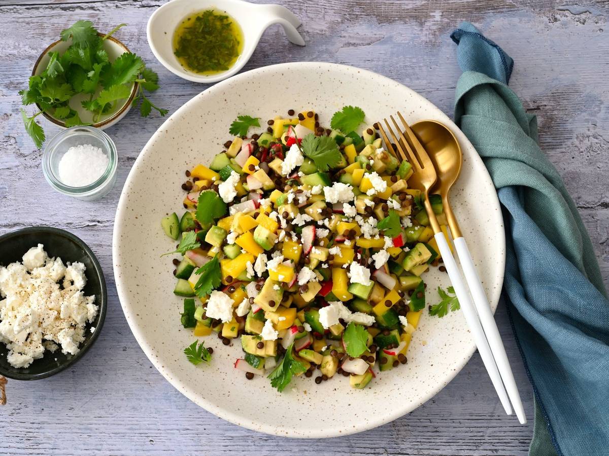 Ein Teller mit Linsensalat und weiteren Zutaten