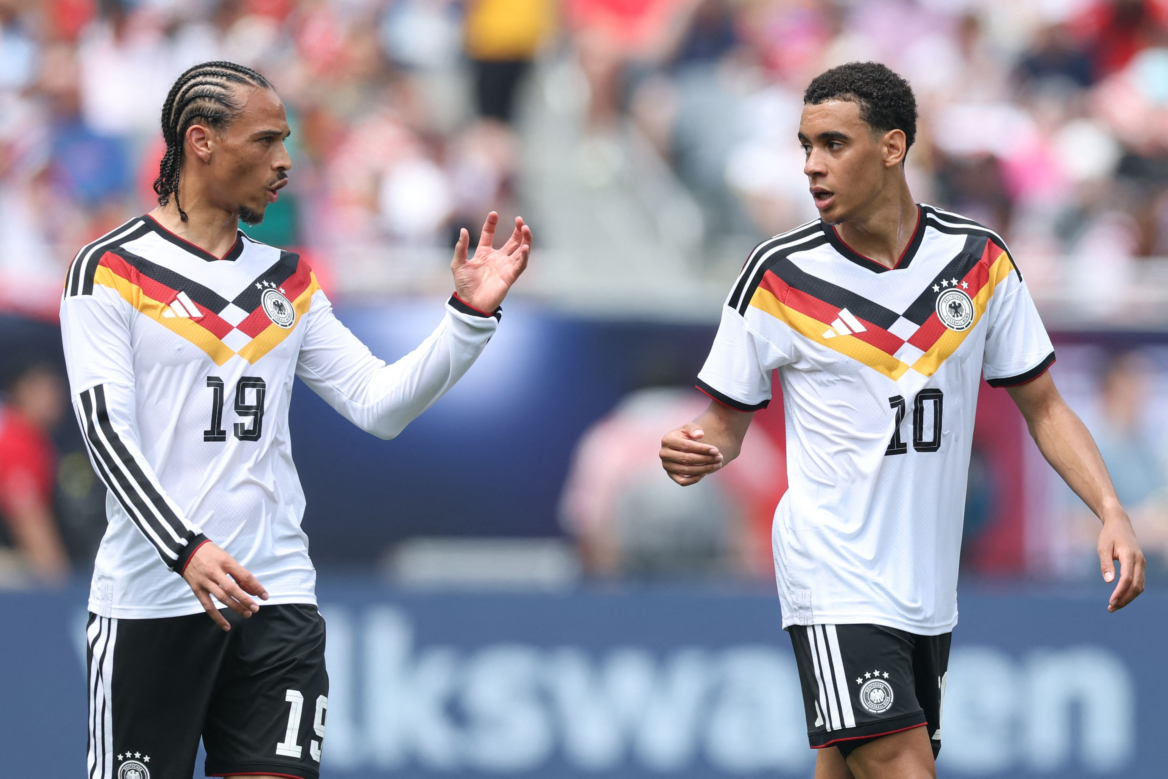 Leroy Sané und Jamal Musiala diskutieren.