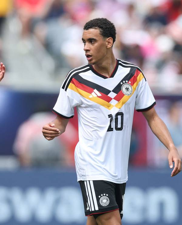 Leroy Sané und Jamal Musiala diskutieren.
