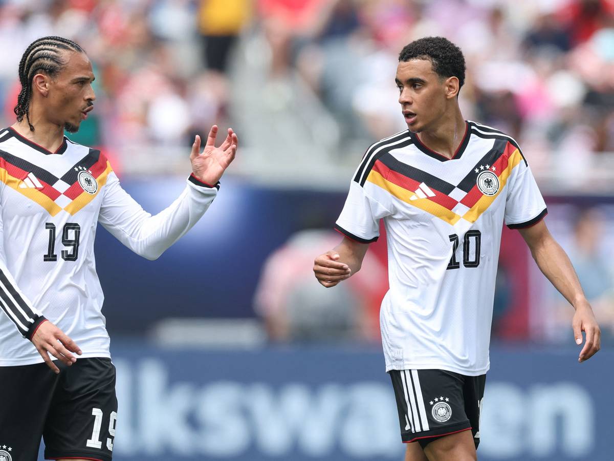 Leroy Sané und Jamal Musiala diskutieren.