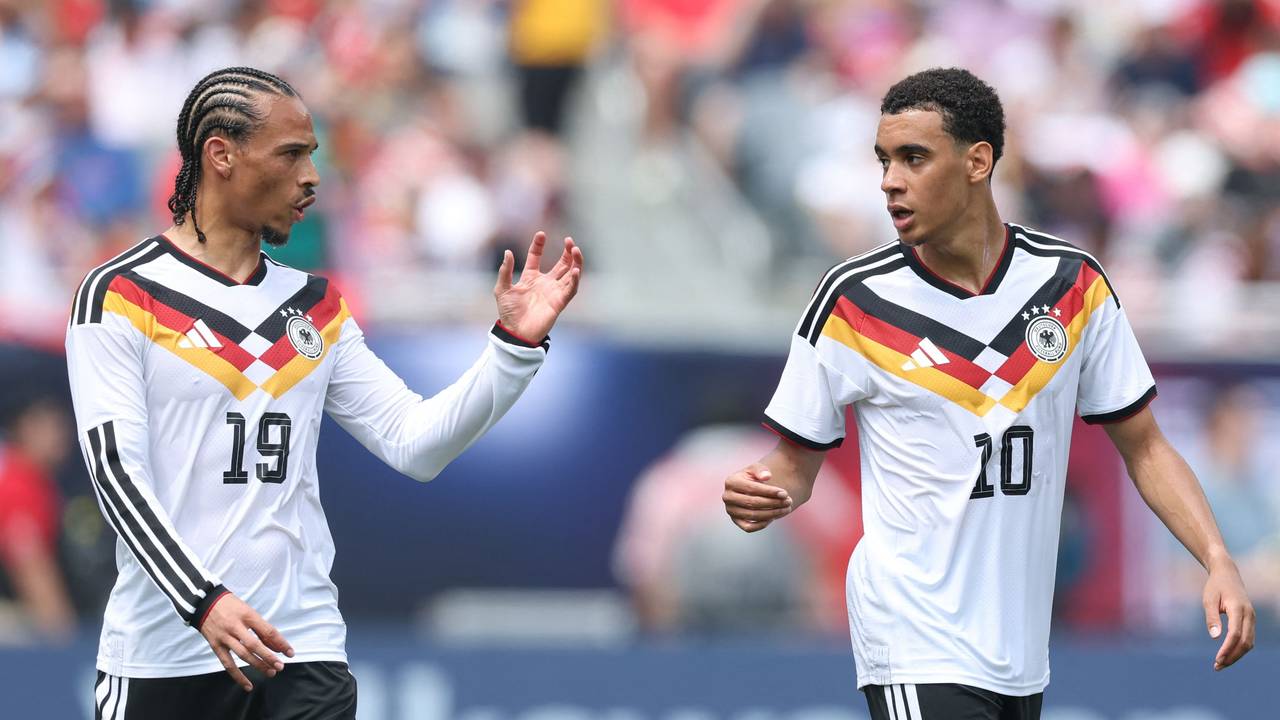 Leroy Sané und Jamal Musiala diskutieren.