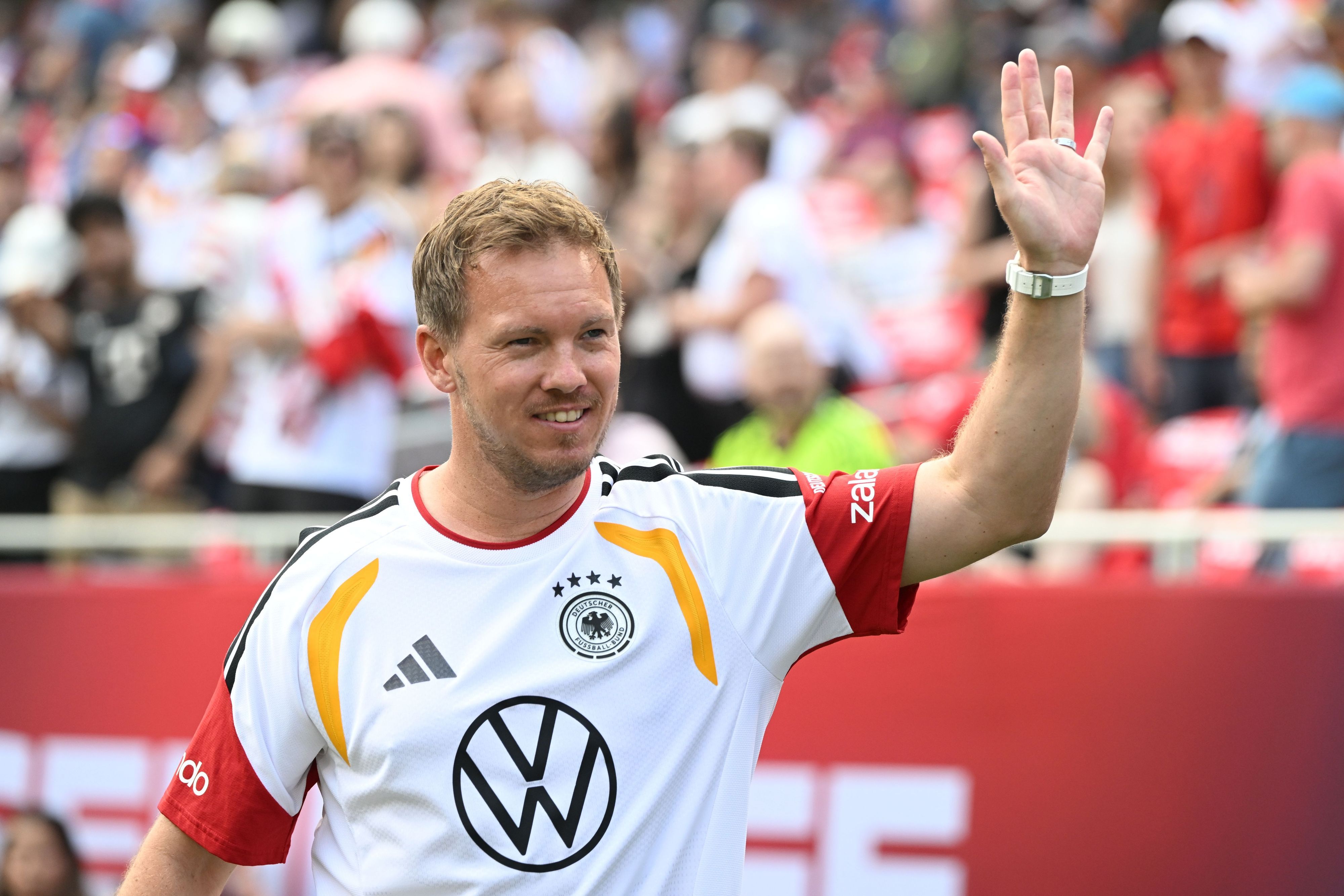 Julian Nagelsmann winkt den Fans im Soldier Field zu.