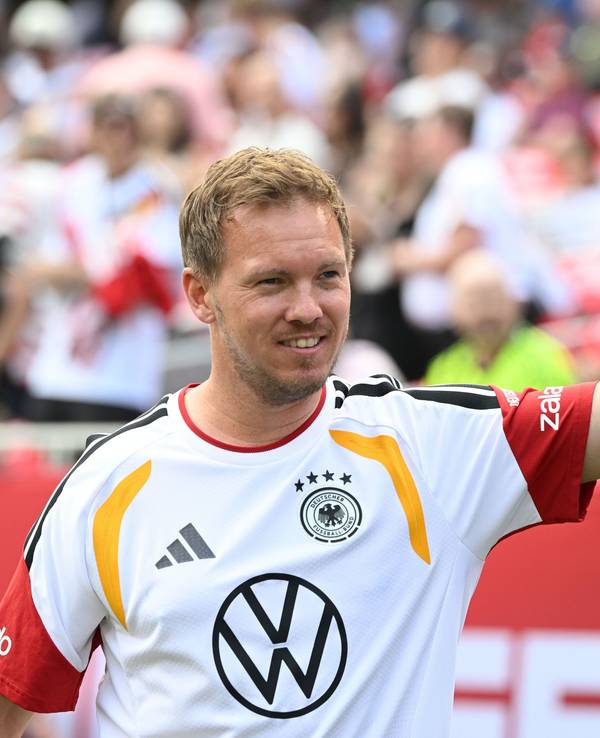 Julian Nagelsmann winkt den Fans im Soldier Field zu.