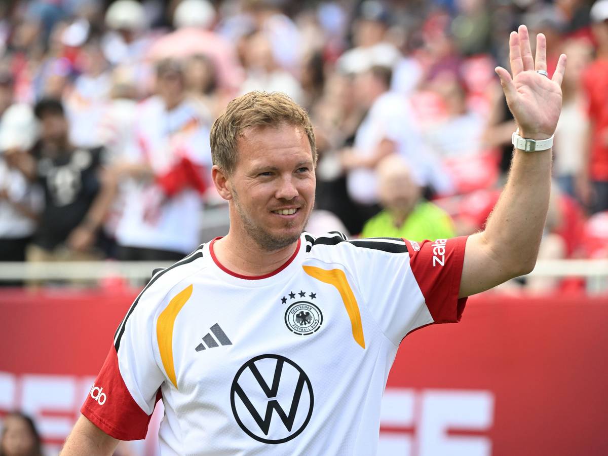 Julian Nagelsmann winkt den Fans im Soldier Field zu.