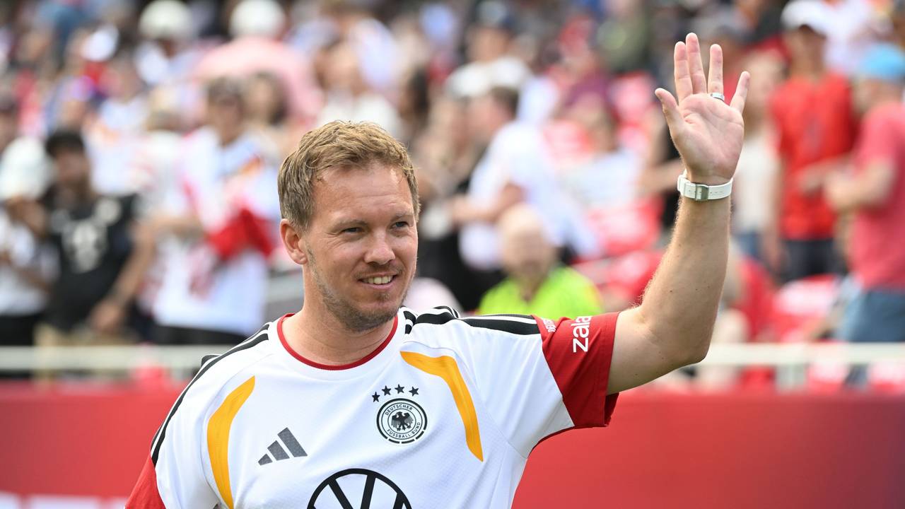 Julian Nagelsmann winkt den Fans im Soldier Field zu.