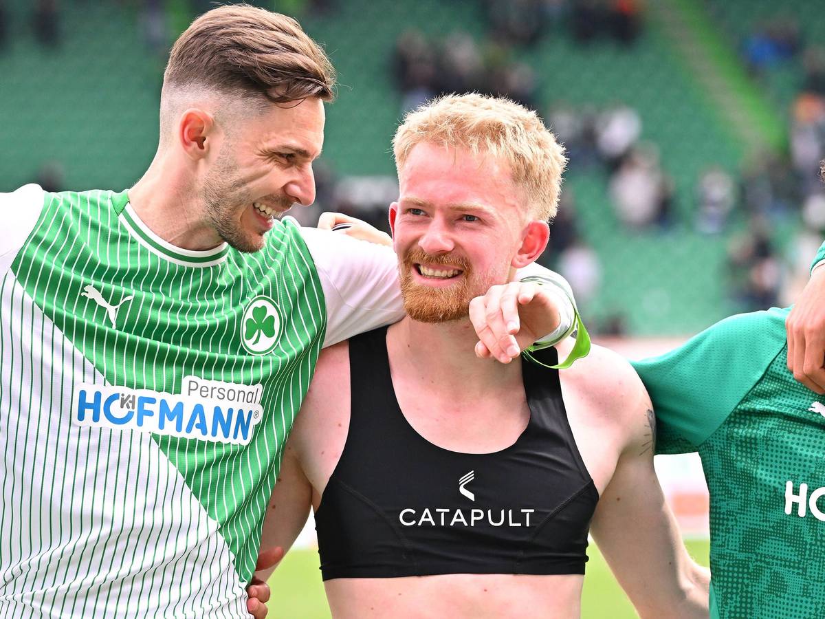 Jomaine Consbruch (r.) und Branimir Hrgota freuen sich nach einem Spiel.